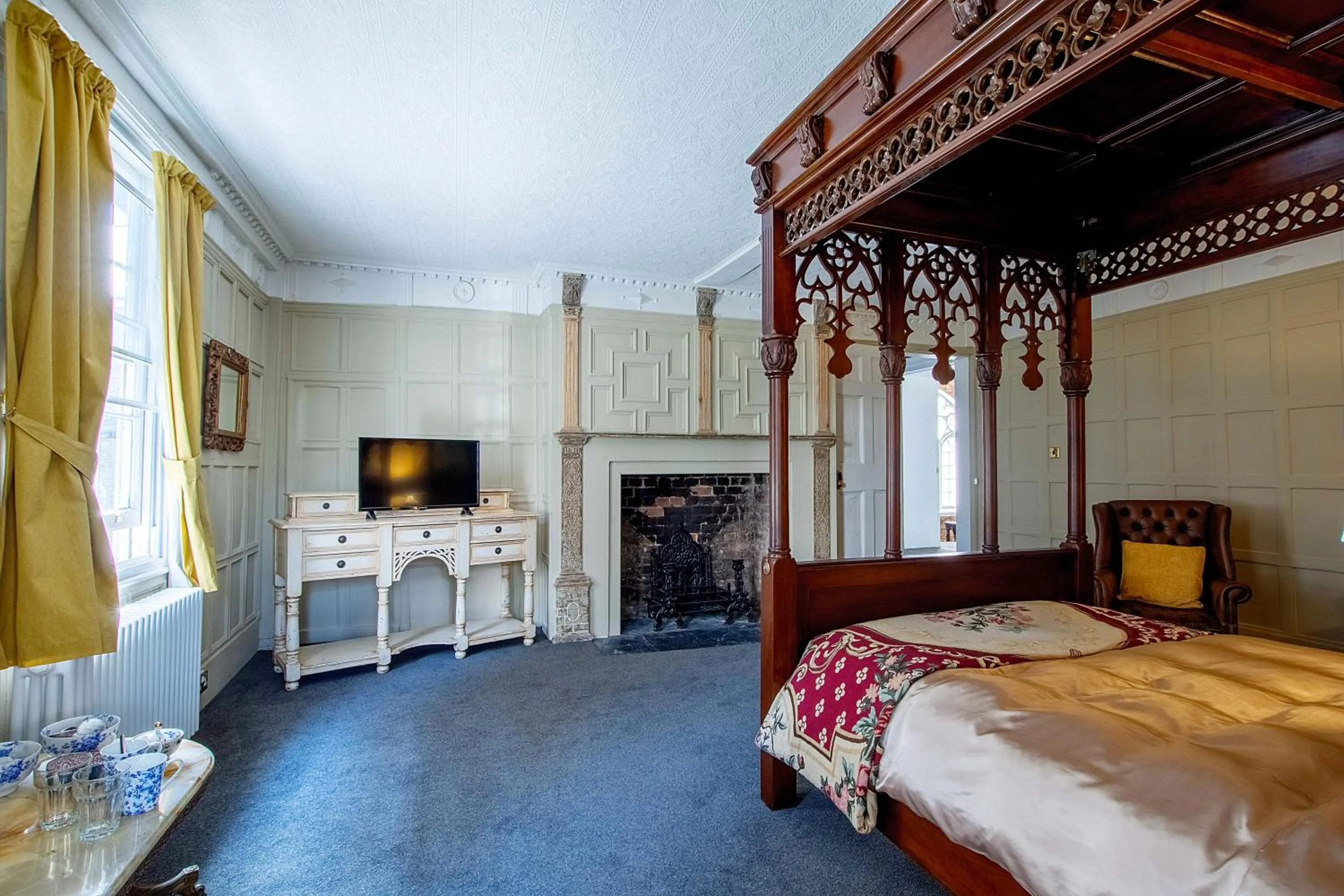 Photo of the whole room, Bed in Stone Court House