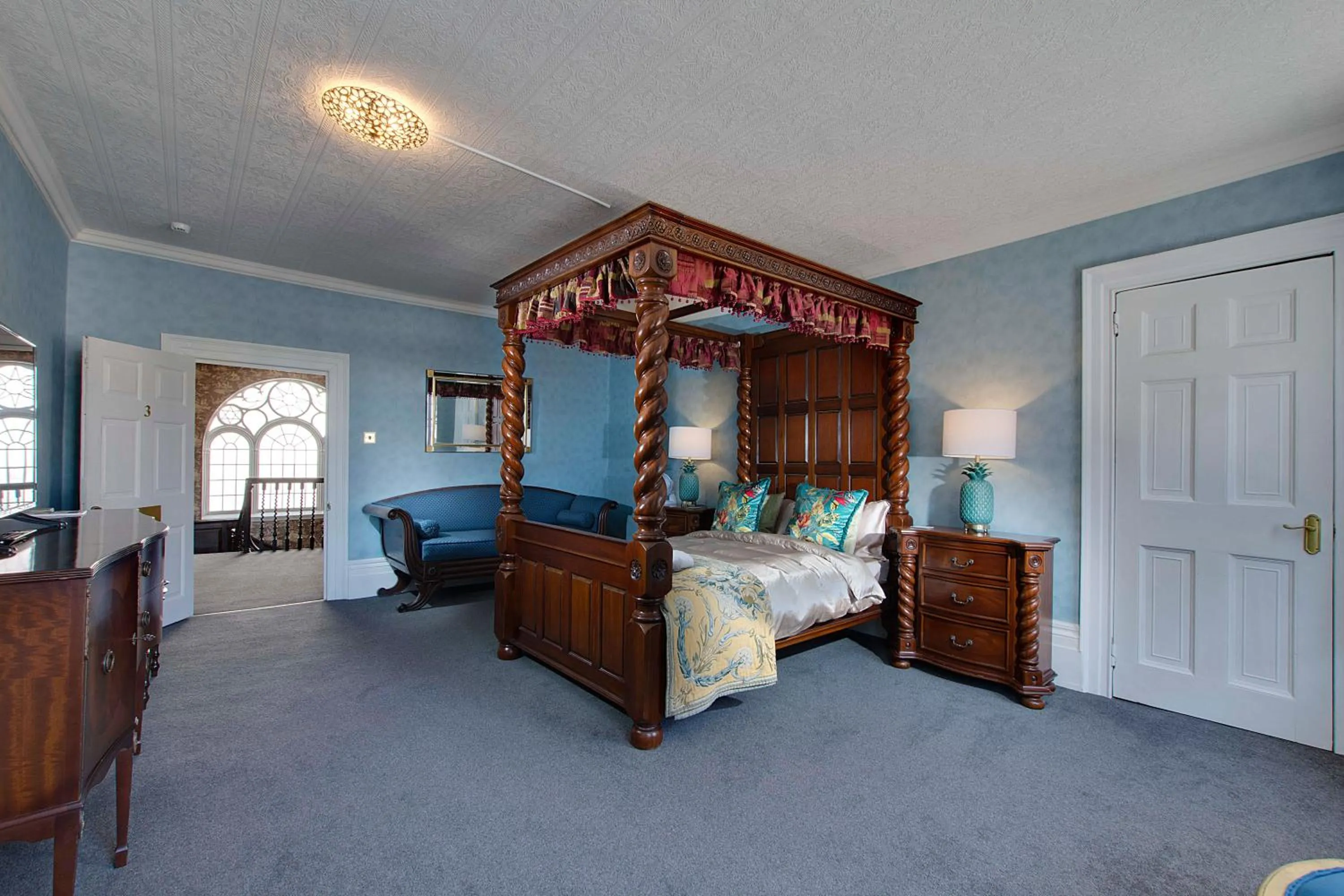 Photo of the whole room, Bed in Stone Court House