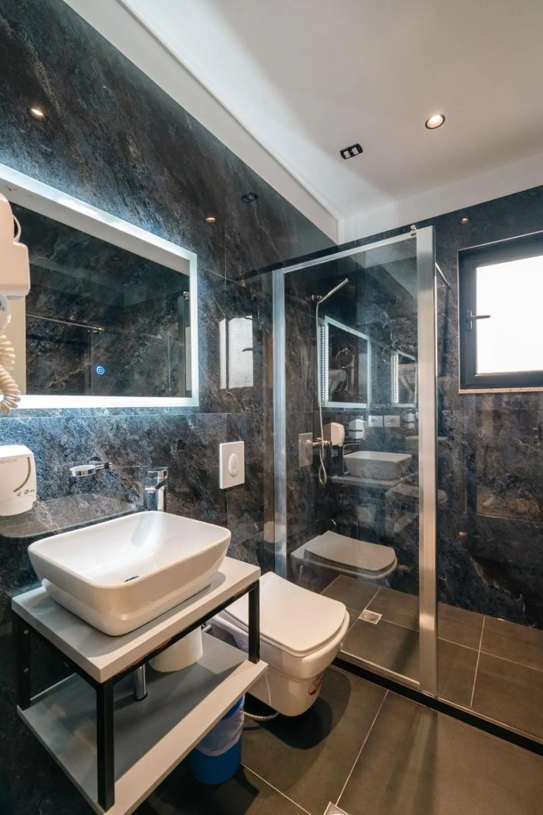 Shower in Hotel Eagle