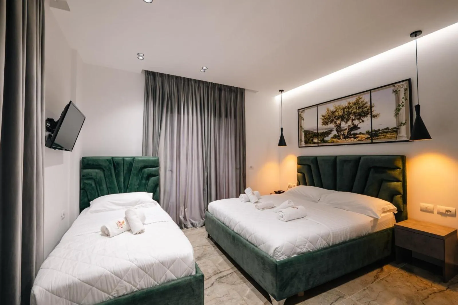 TV and multimedia, Bed in Hotel Eagle