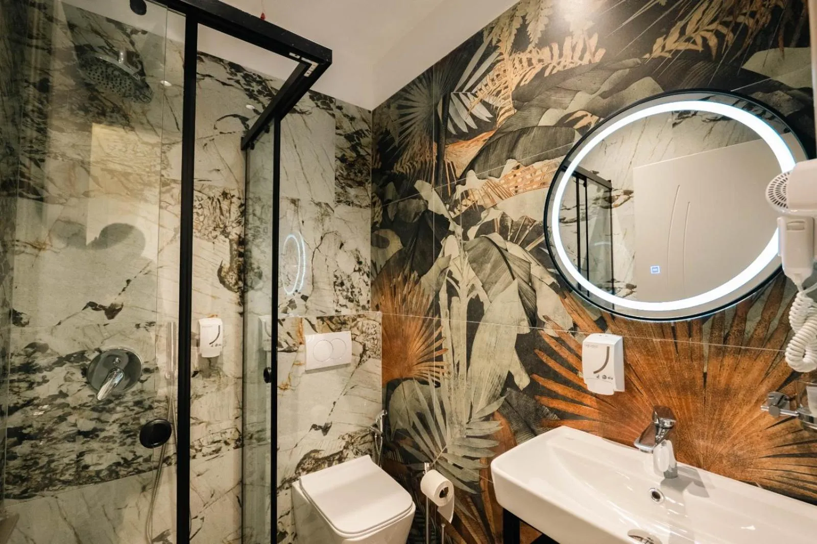 Shower in Hotel Eagle