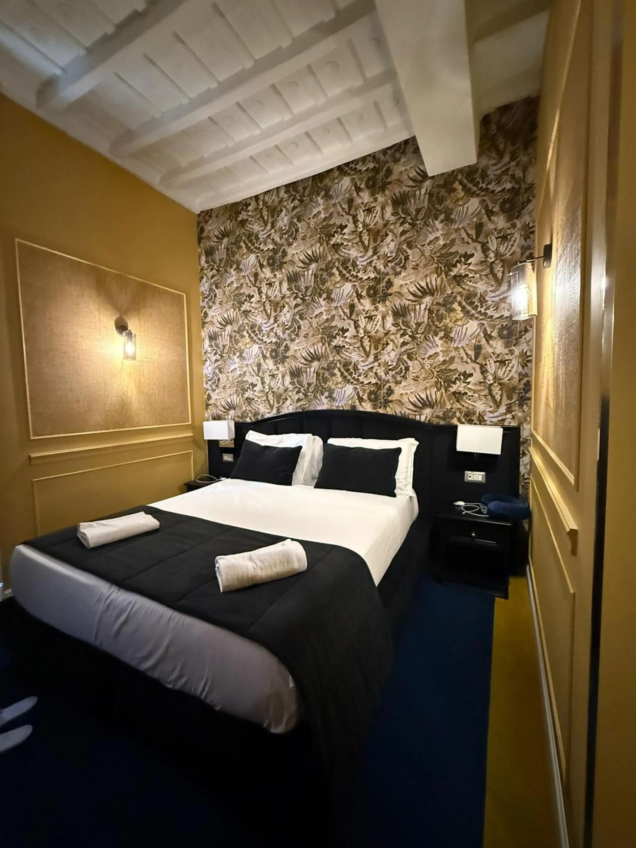 Bed in Relais Fontana Di Trevi Hotel