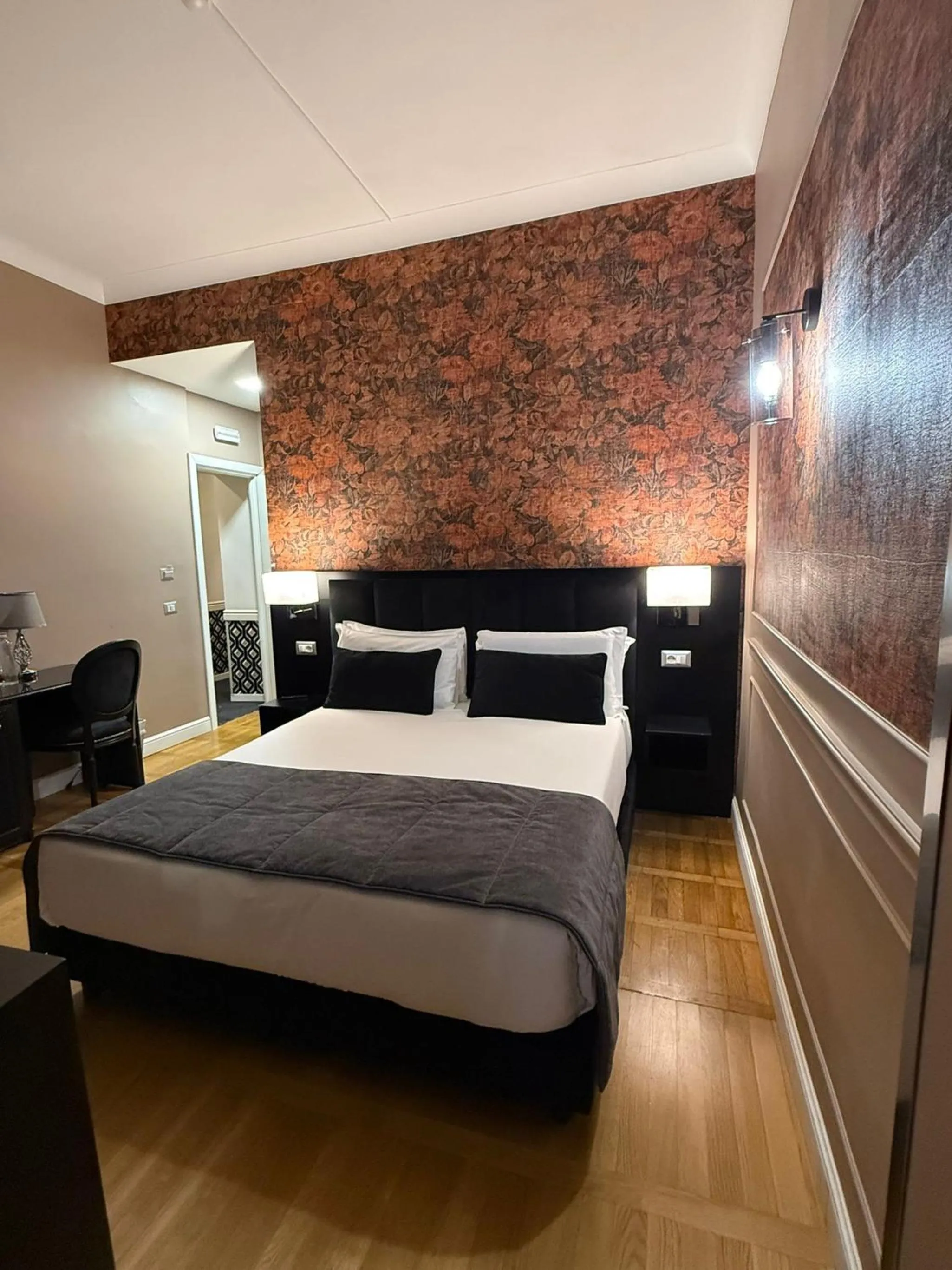 Bed in Relais Fontana Di Trevi Hotel