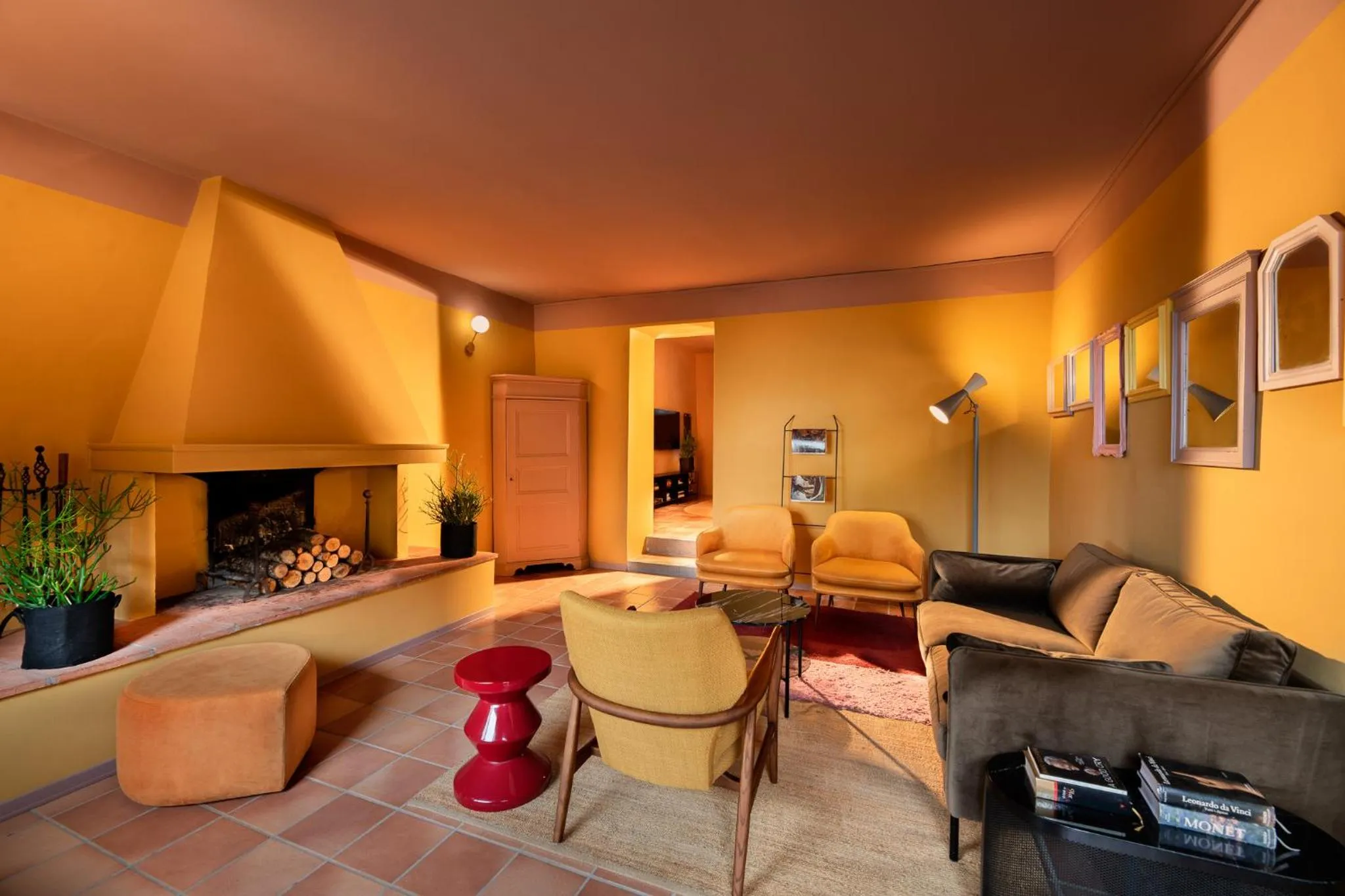 Communal lounge/ TV room in La Pensione di Vignamaggio