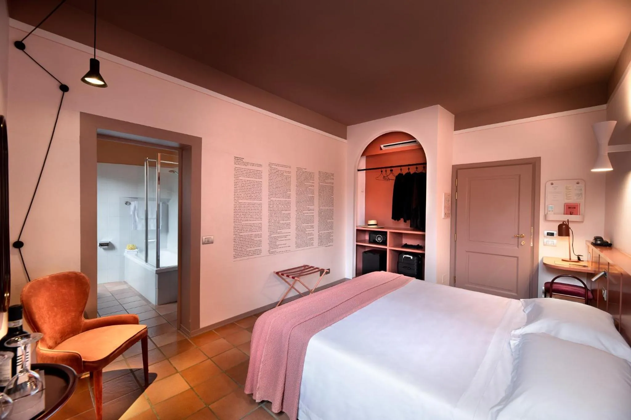 Photo of the whole room, Bed in La Pensione di Vignamaggio