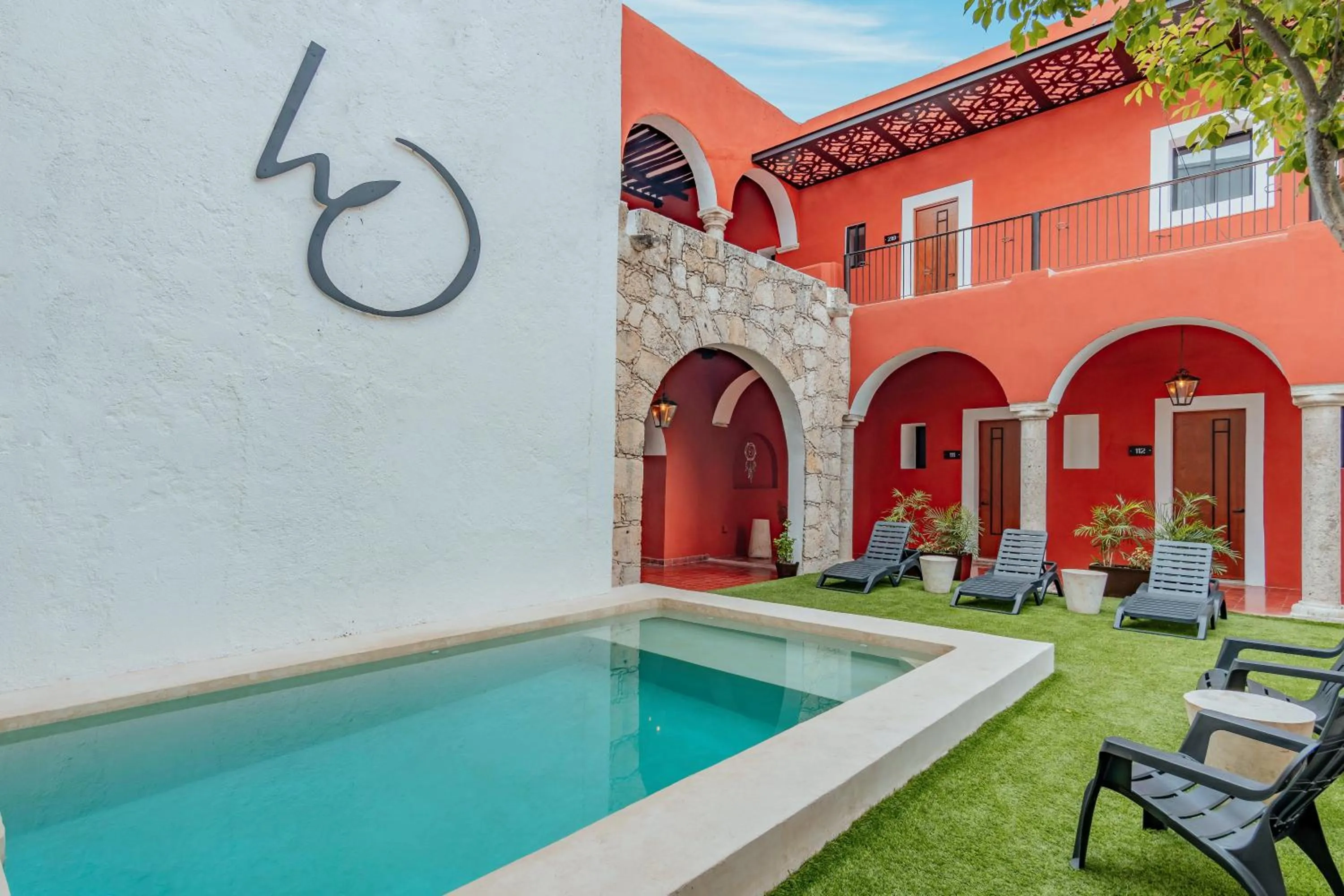 Swimming pool in Hotel HO Merida