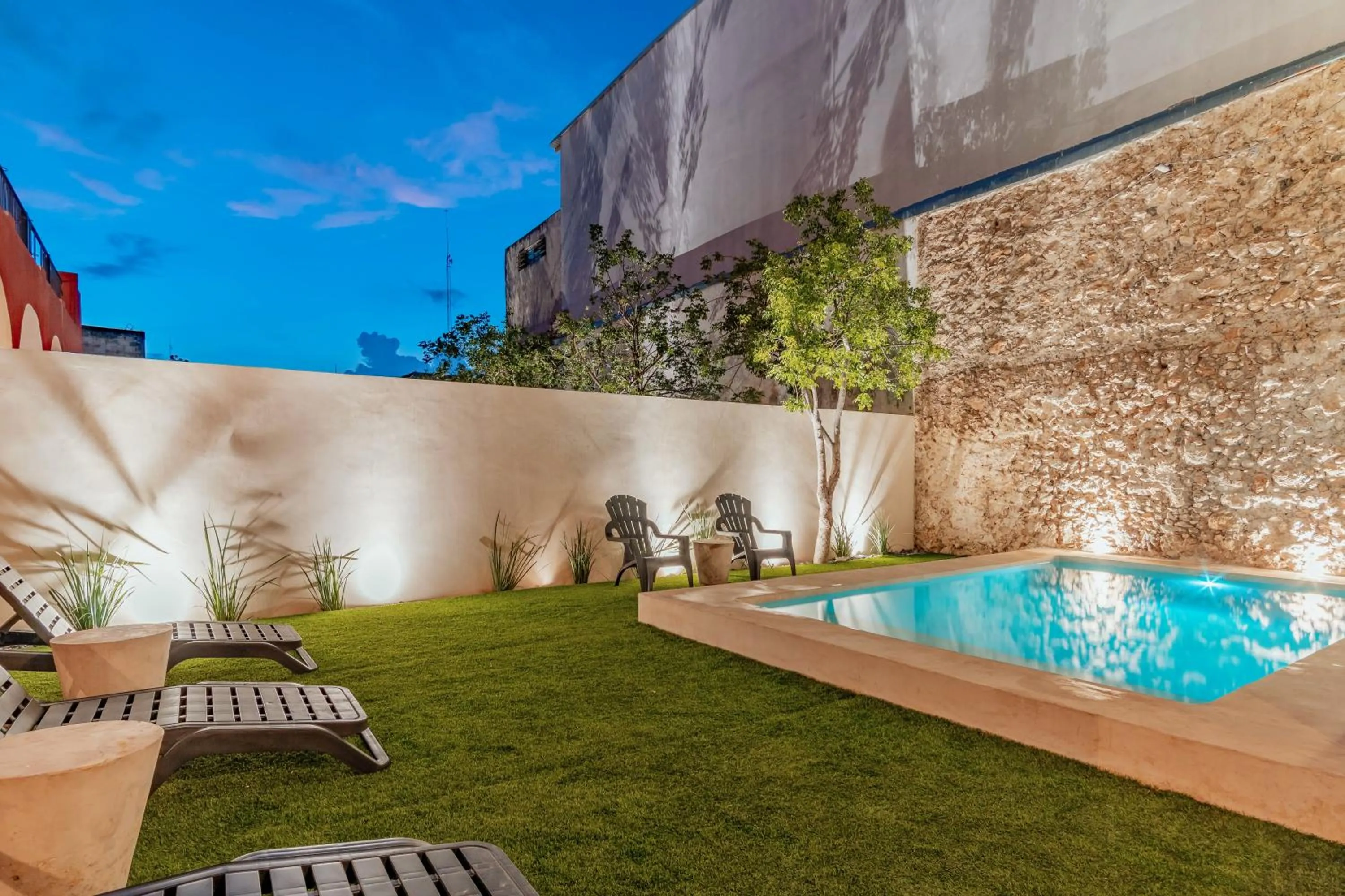 Swimming pool in Hotel HO Merida