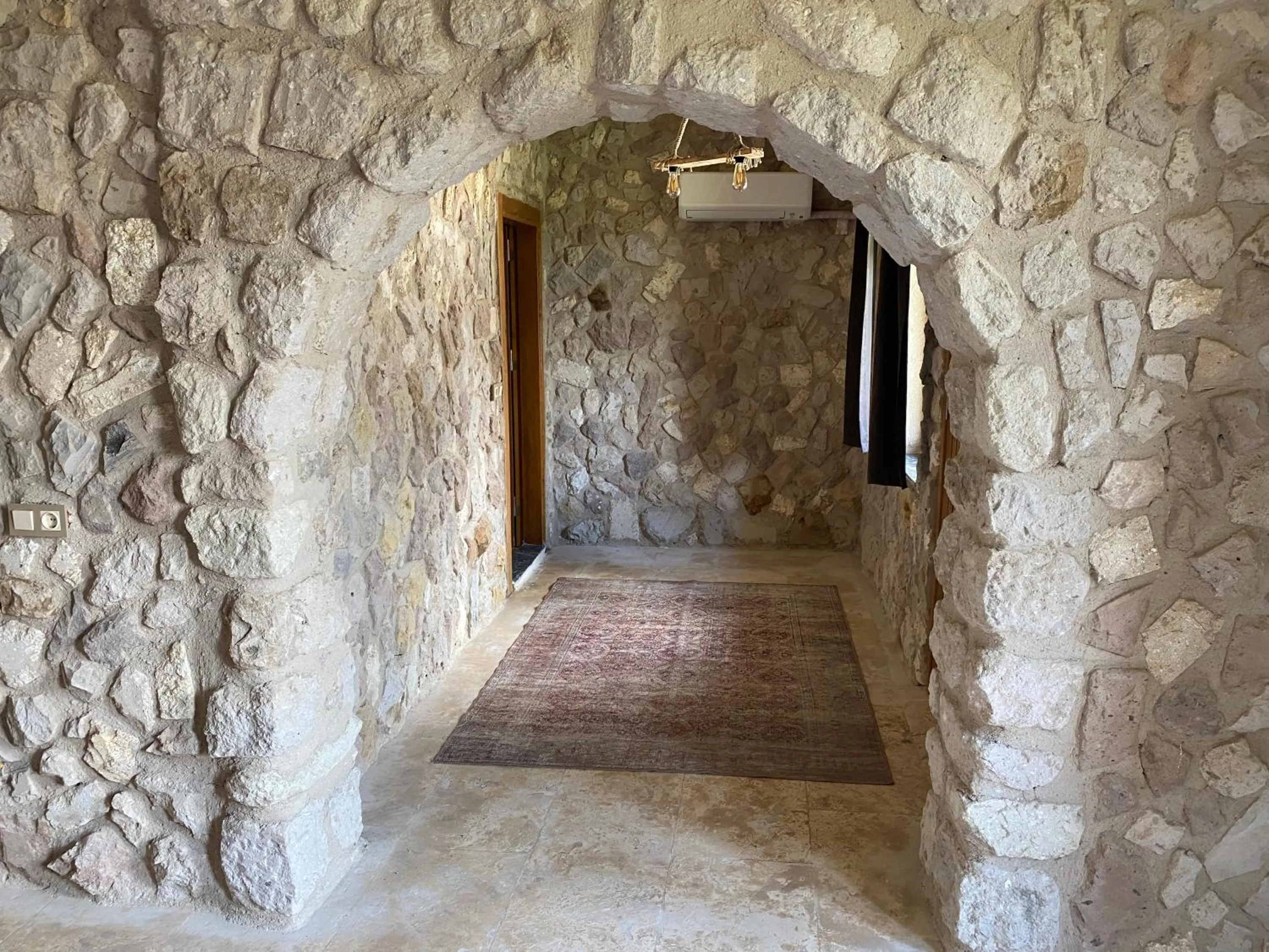 Photo of the whole room in Ala Stone House