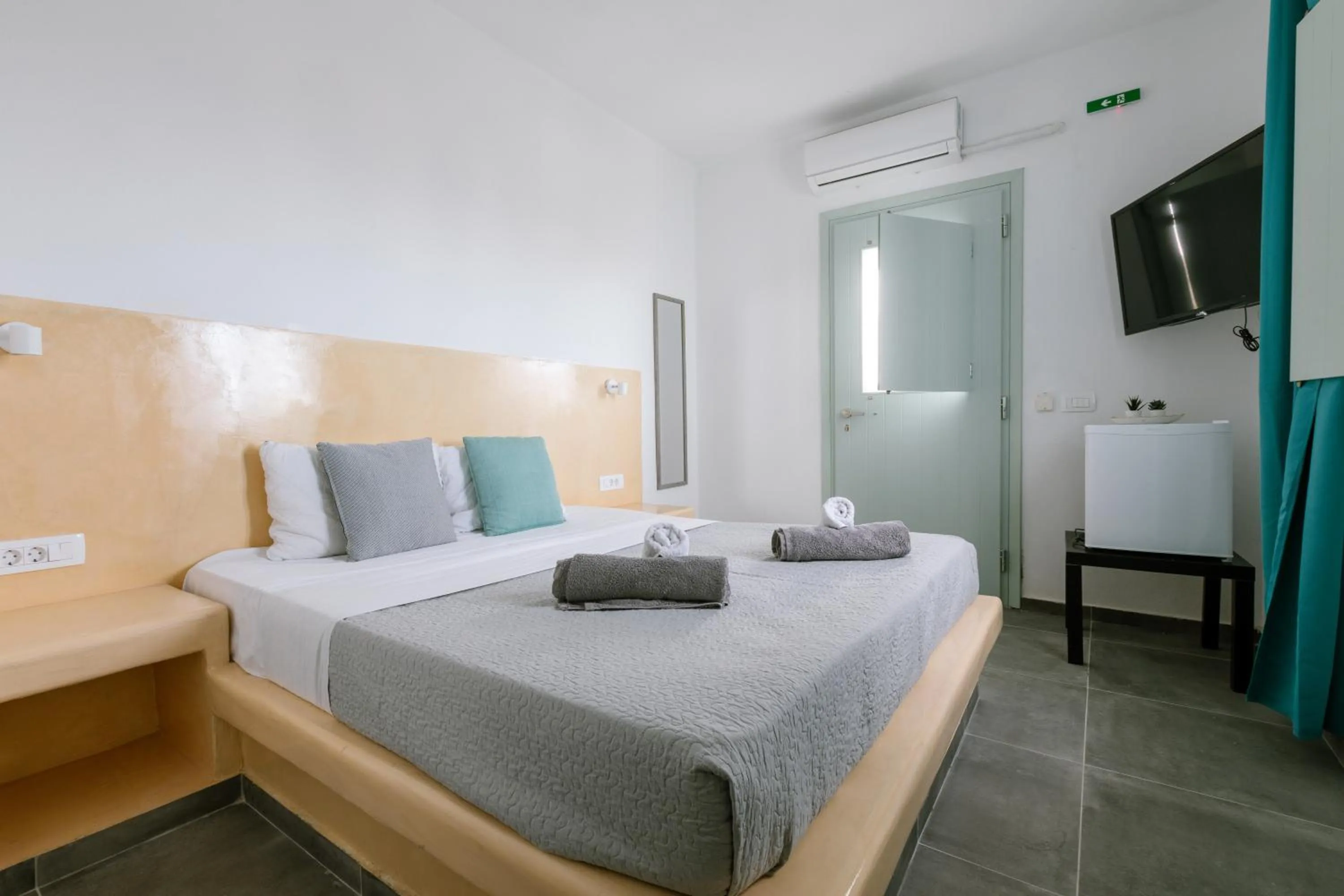 Bed in White Element