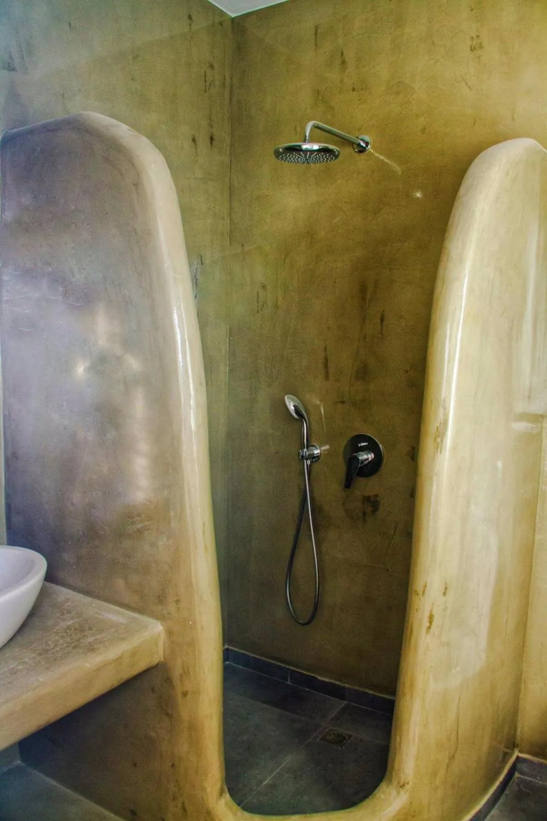 Bathroom in White Element