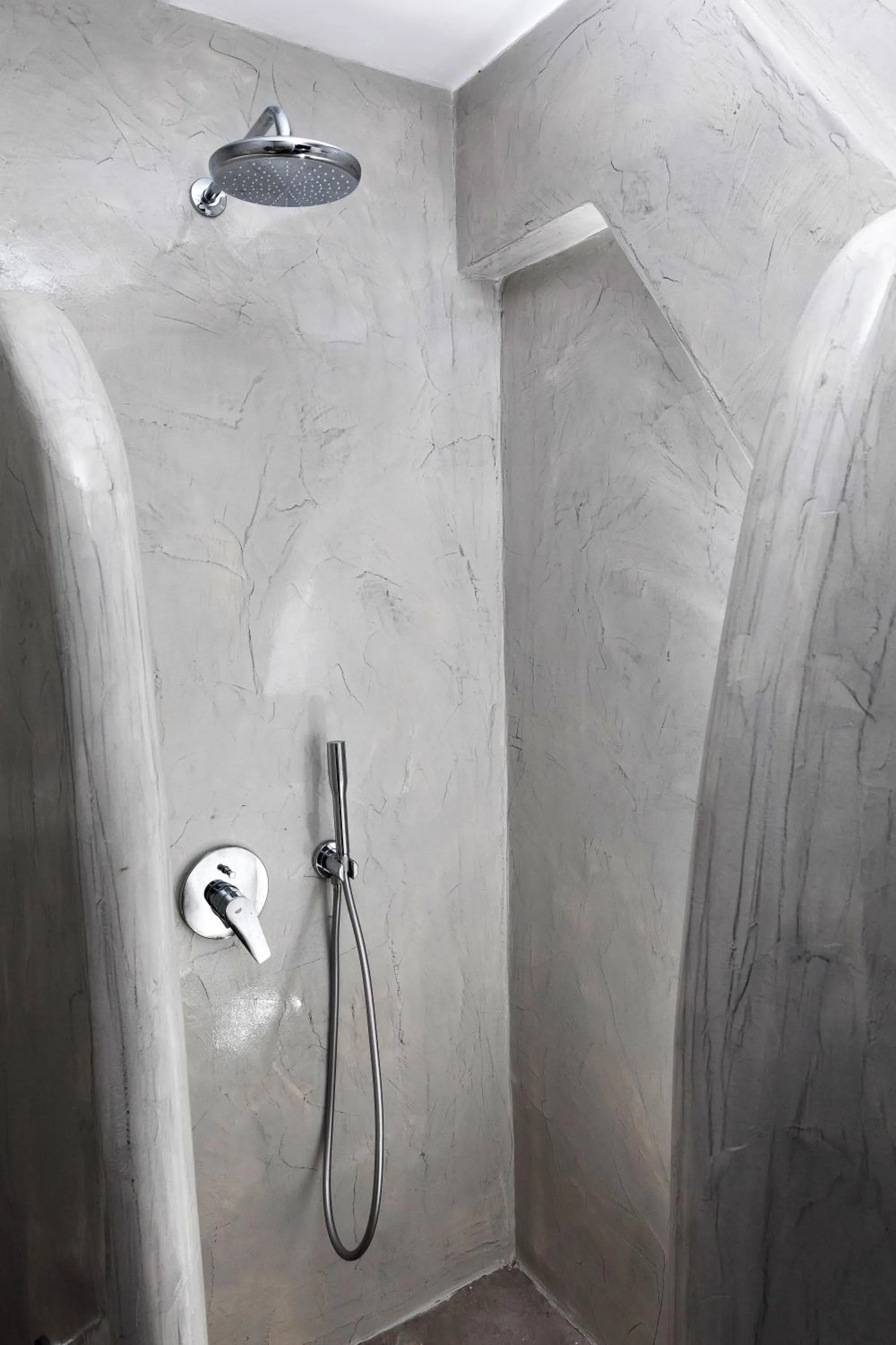 Shower in White Element