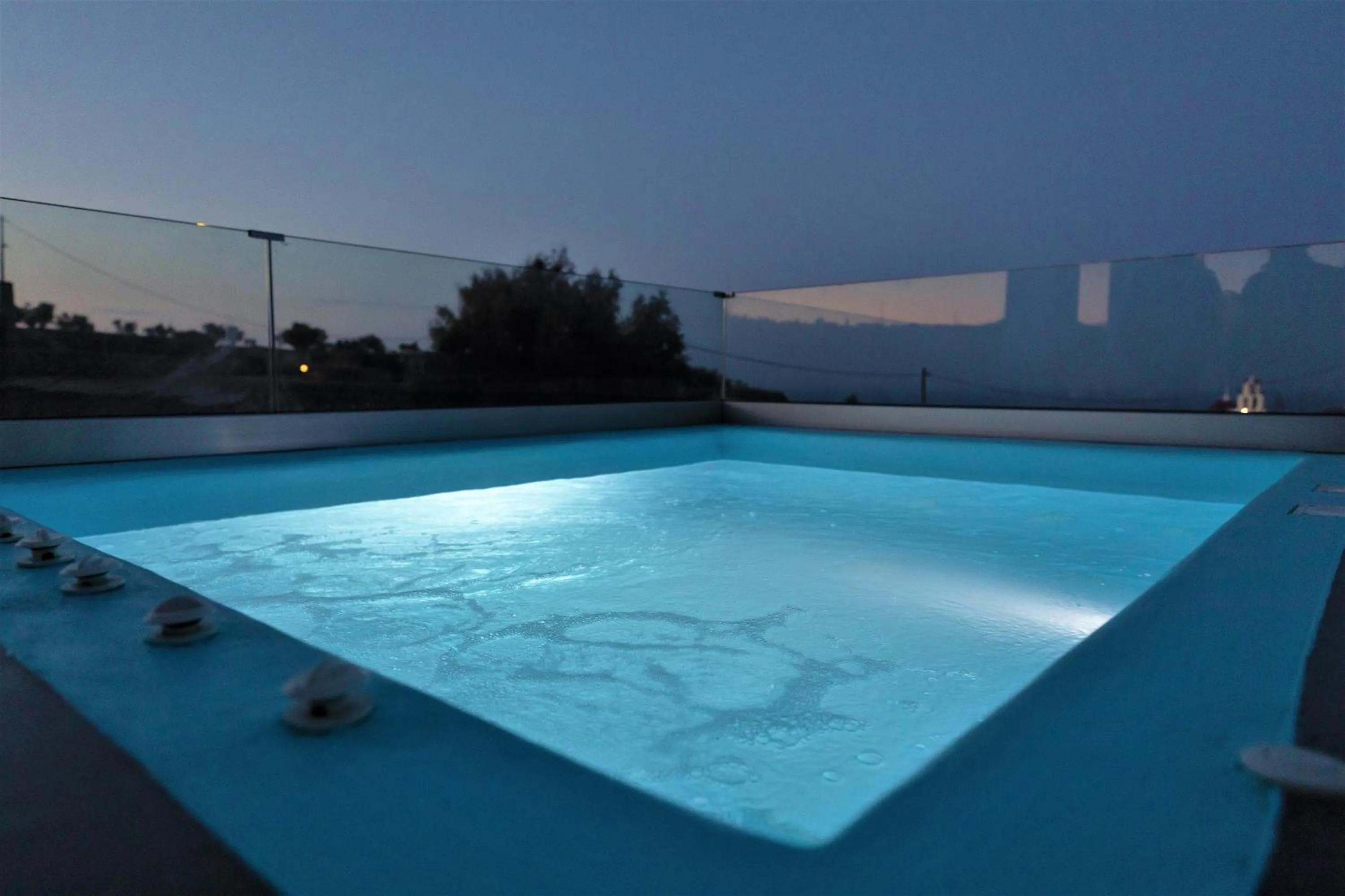 Swimming pool in White Element