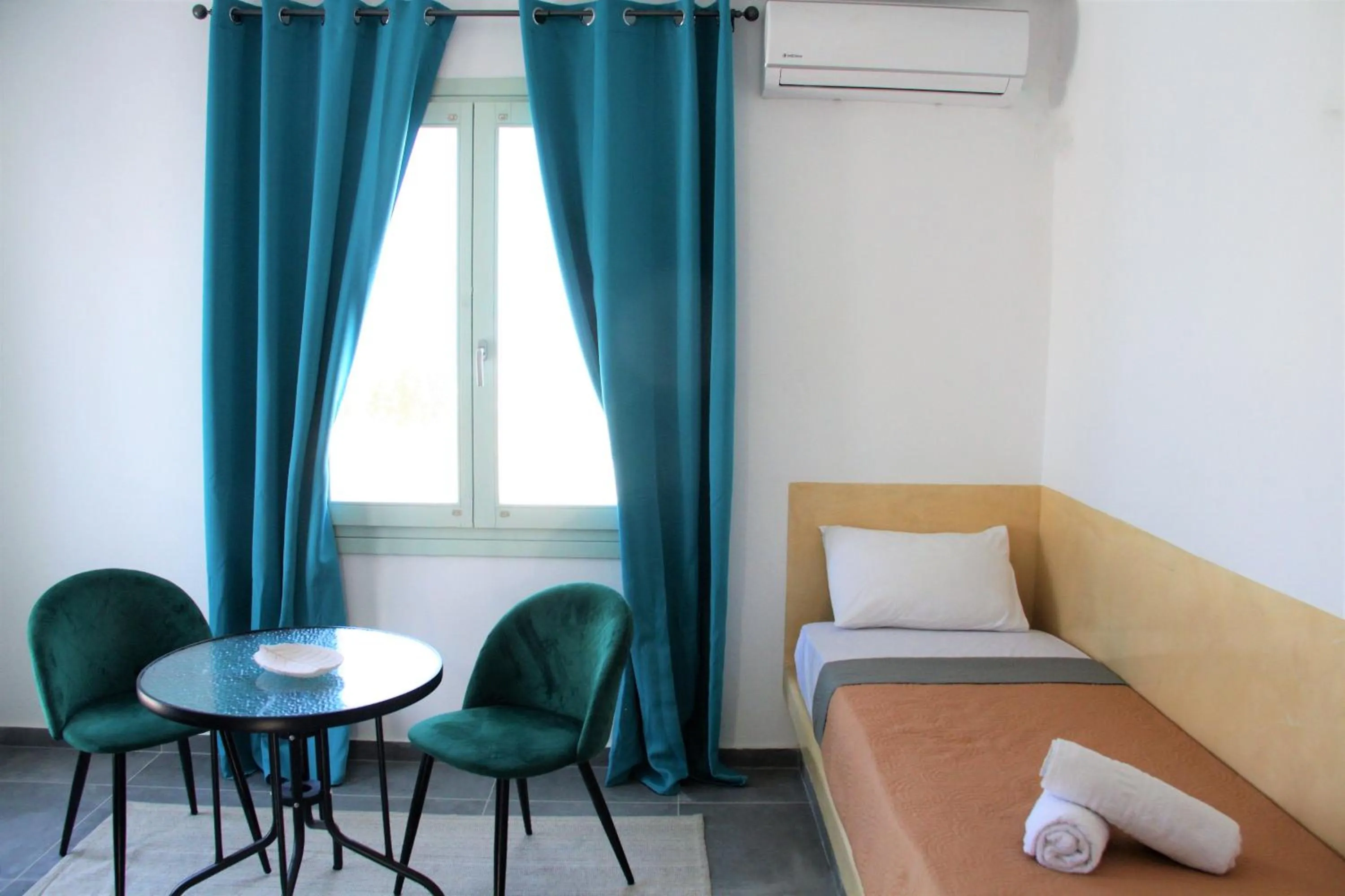 Bed in White Element