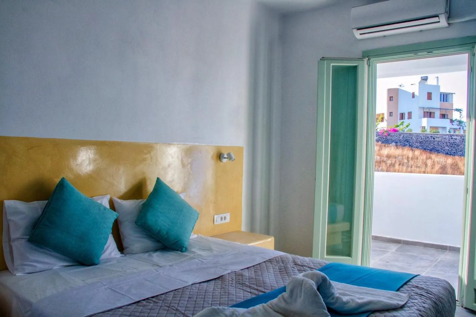 Bed in White Element