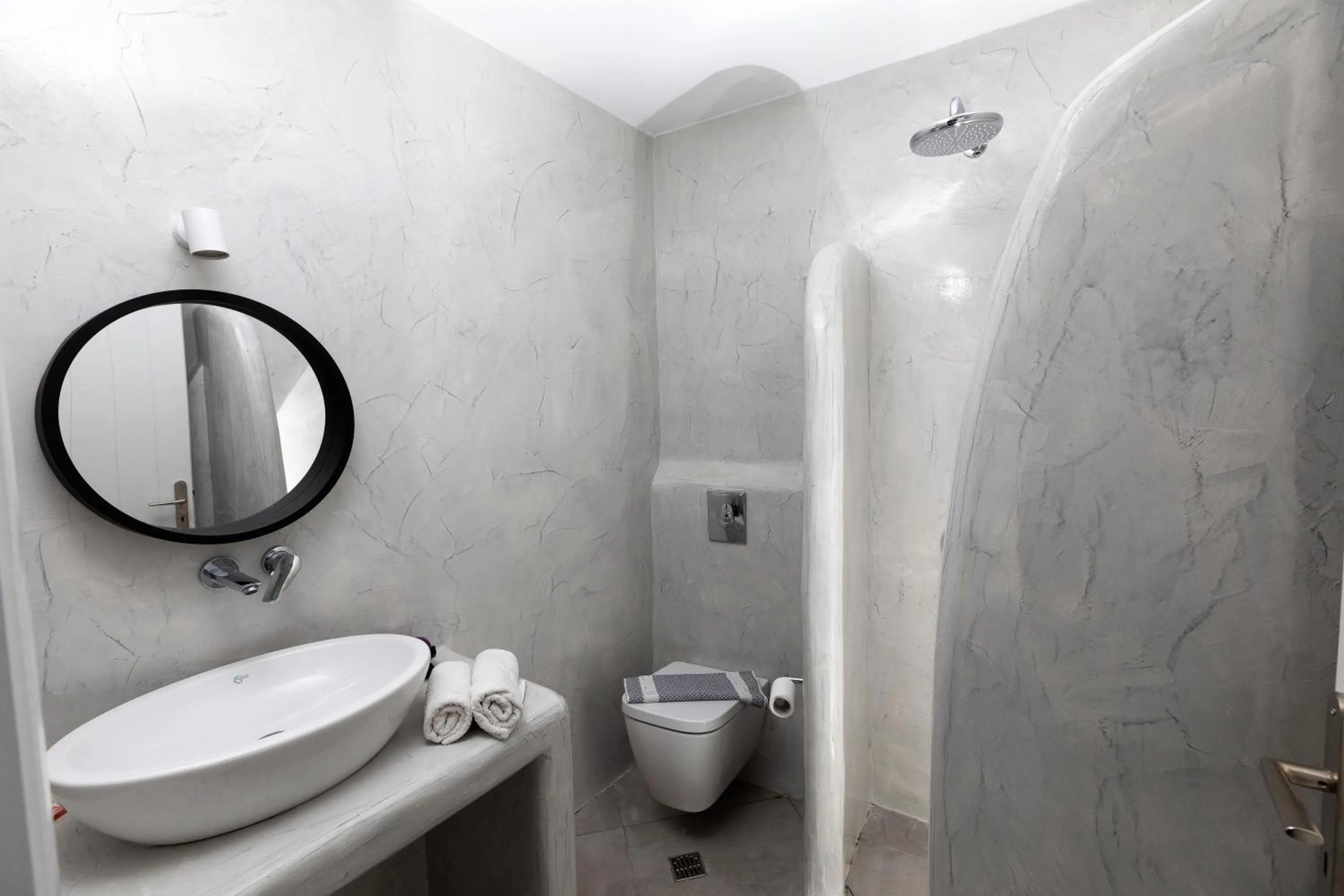 Bathroom in White Element