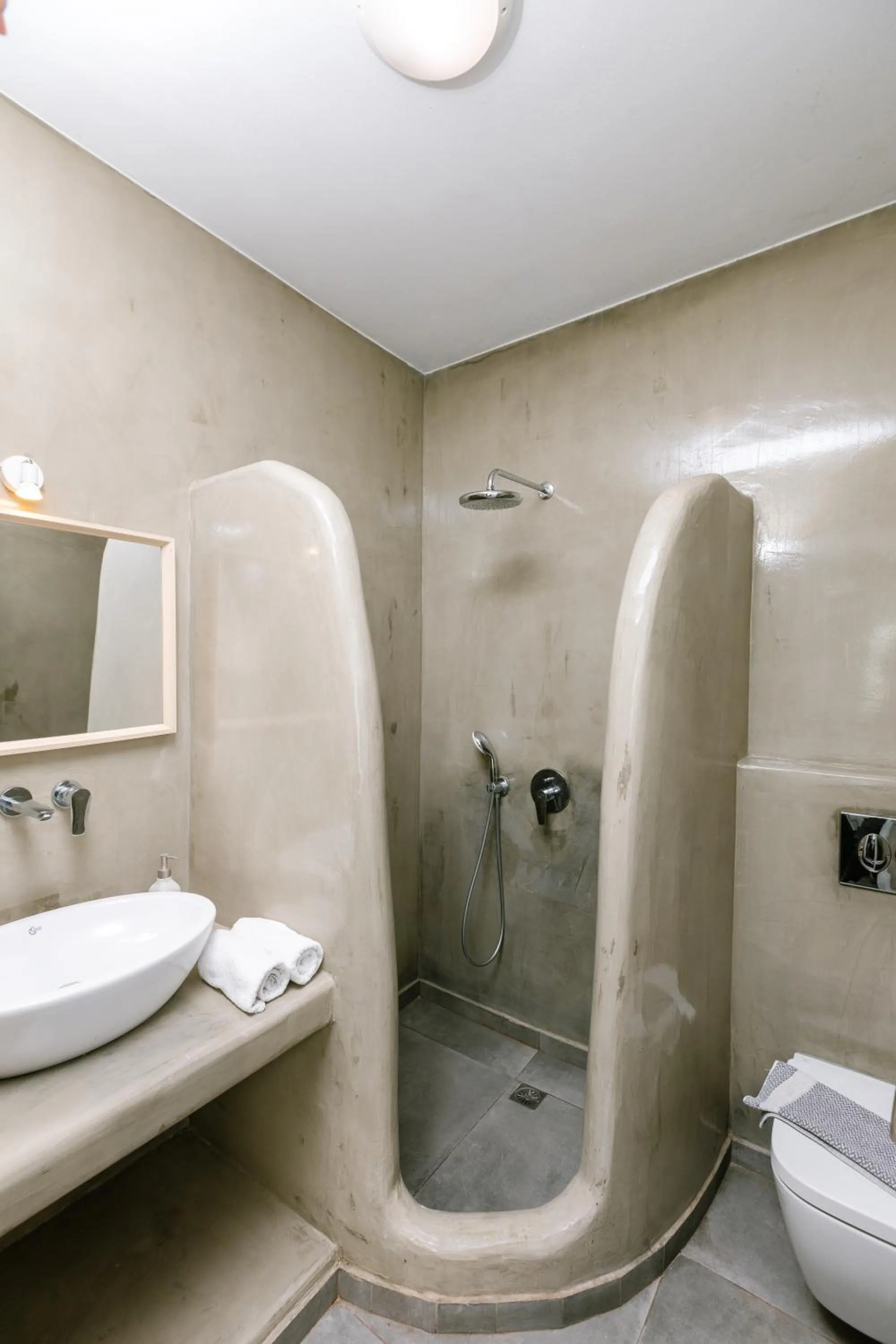 Bathroom in White Element