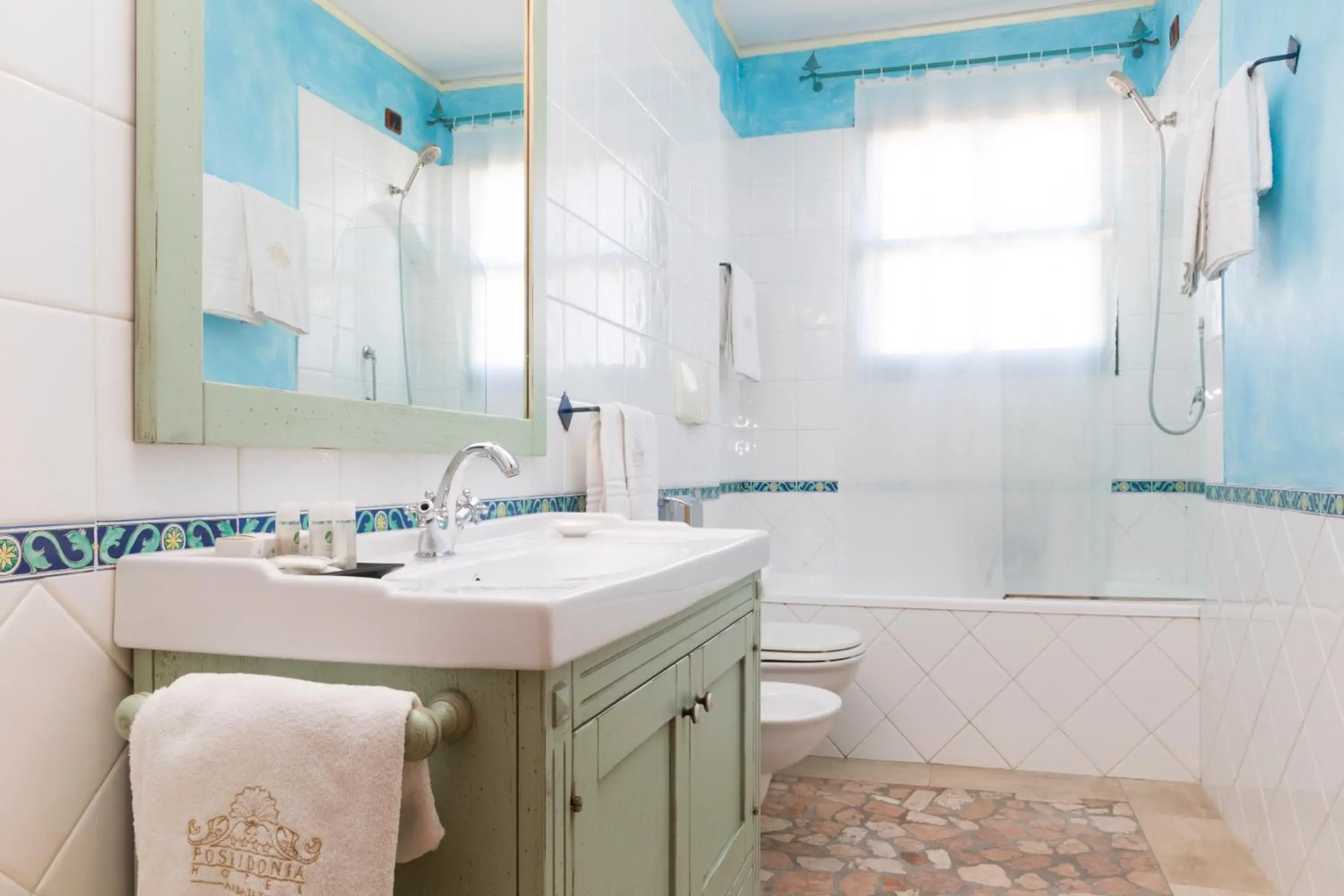 Quadruple Room in Hotel Poseidonia Quadruple Room in Hotel Poseidonia