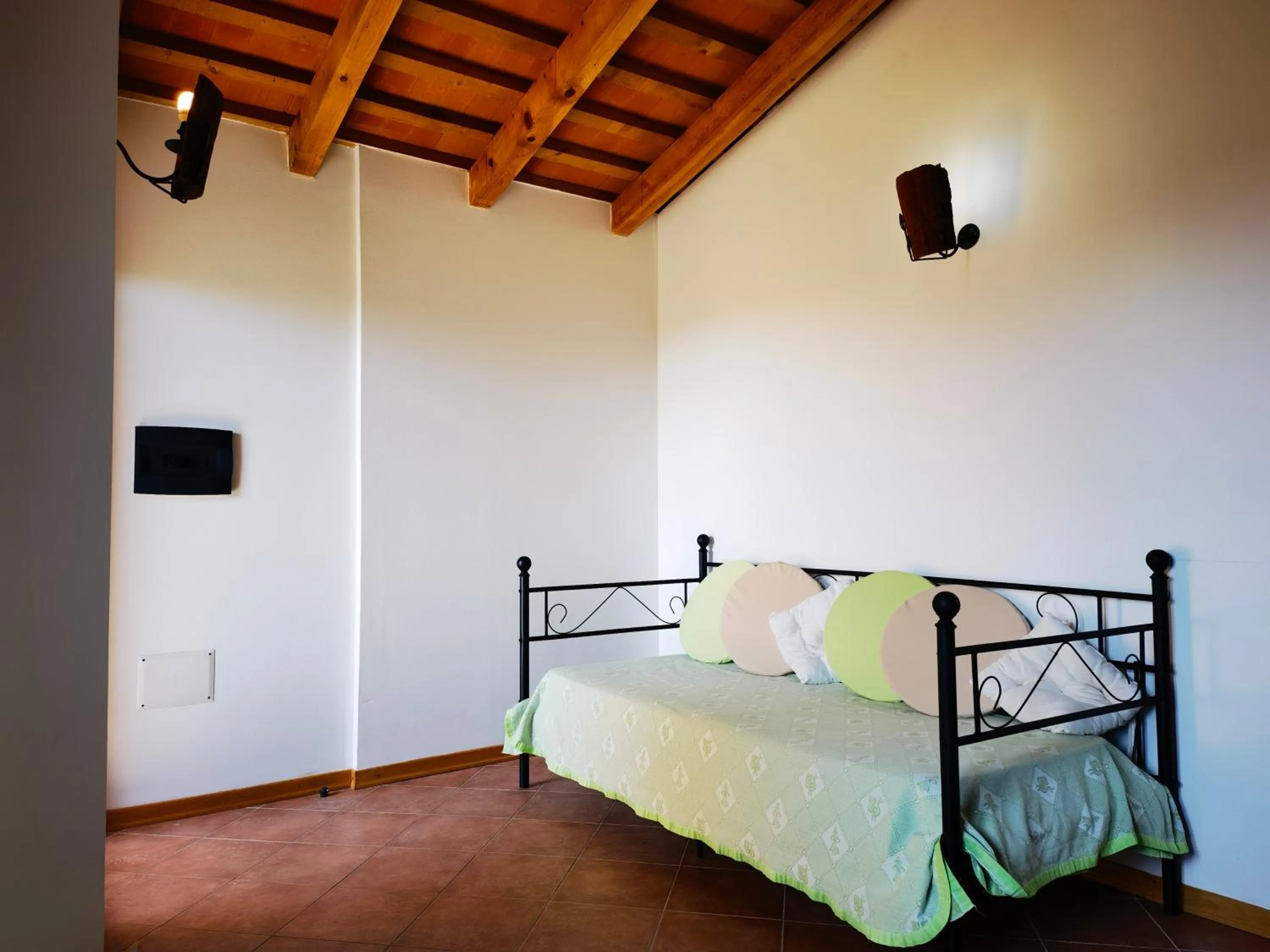 Living room, Bed in La Corte degli Ulivi - Albergo Rurale