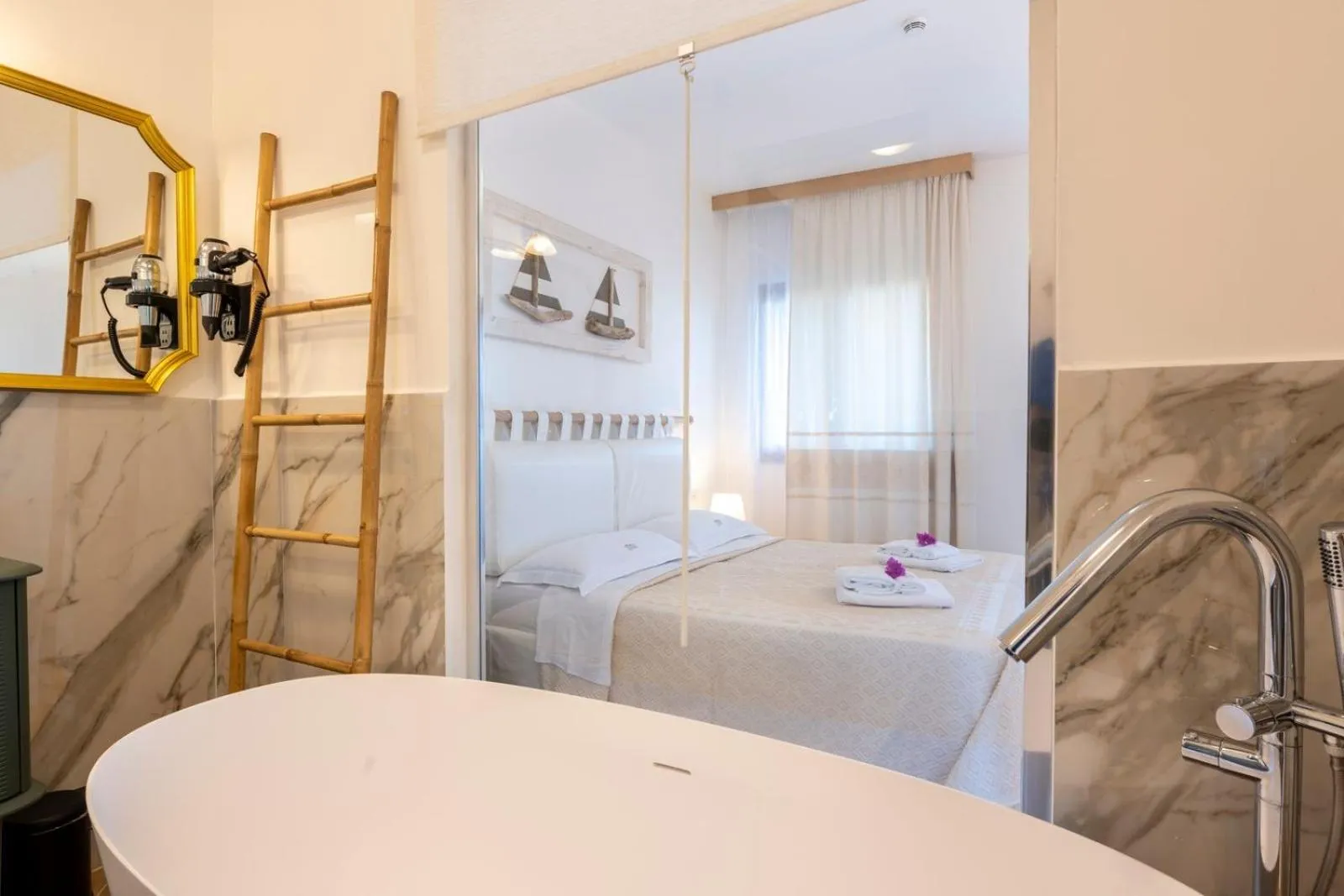 Shower, Bed in Hotel Palau
