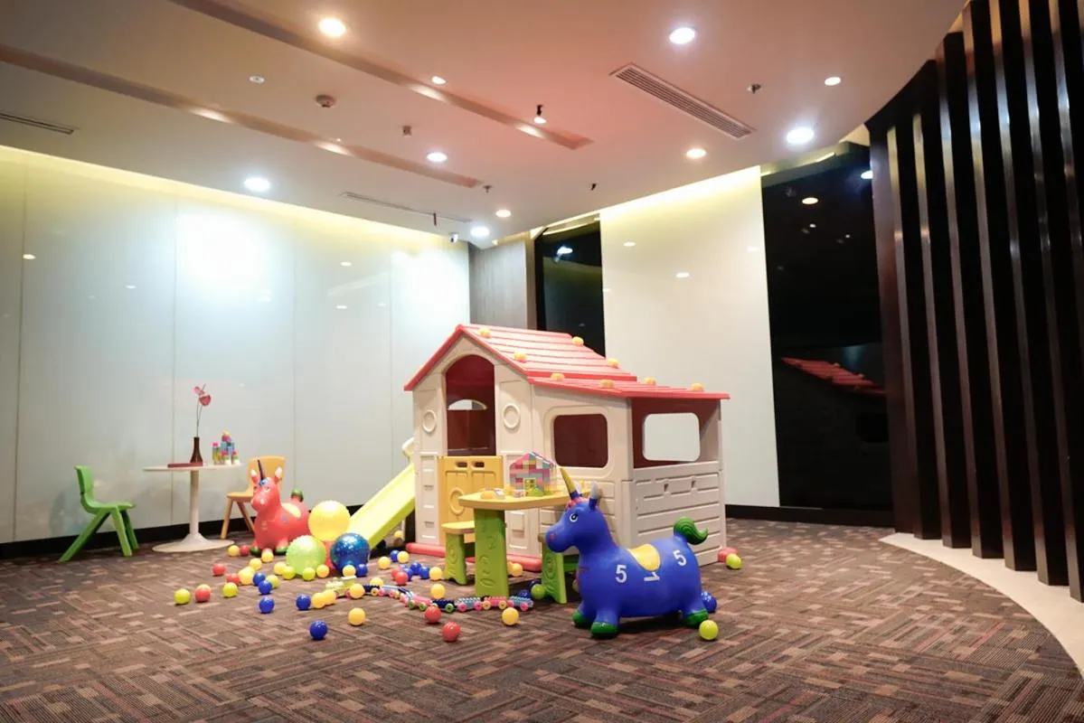 Empress Hotel Makassar City Center by LIFE