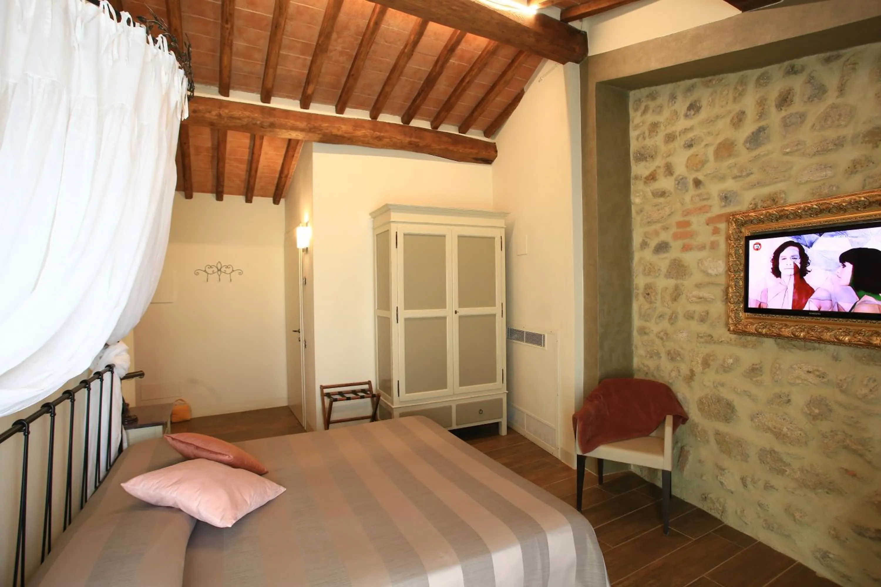 Photo of the whole room, Bed in Molino Di Foci