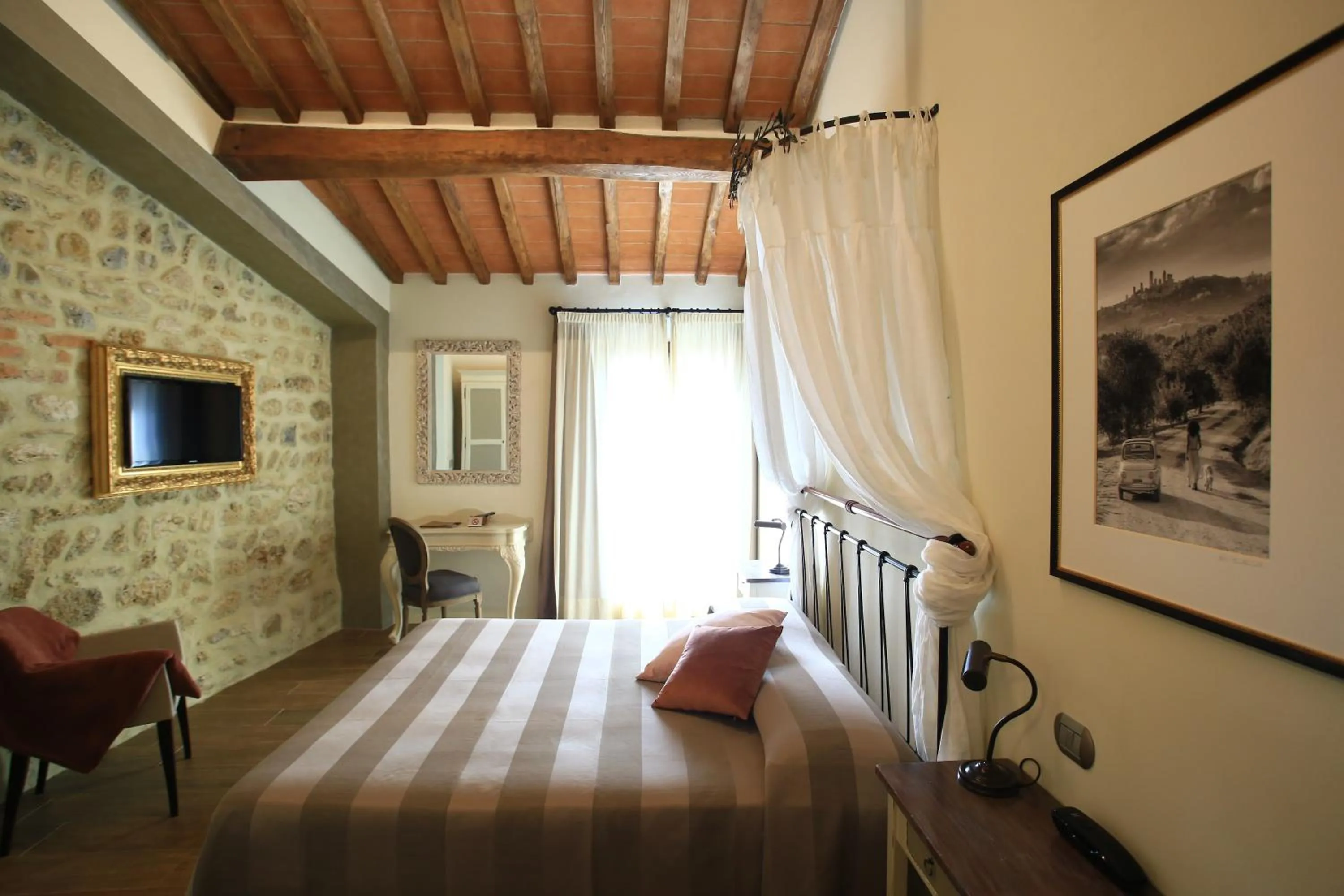 Photo of the whole room, Bed in Molino Di Foci