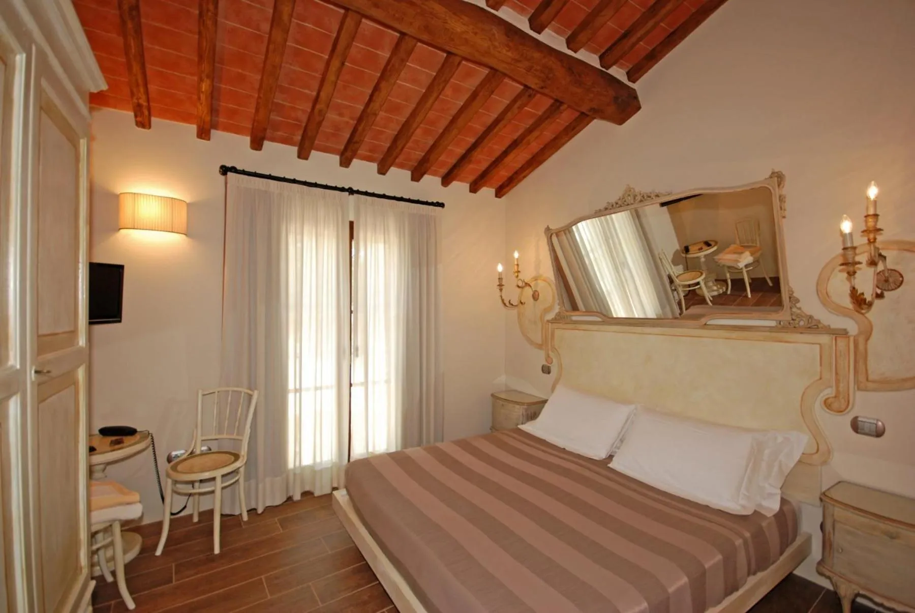 Photo of the whole room, Bed in Molino Di Foci