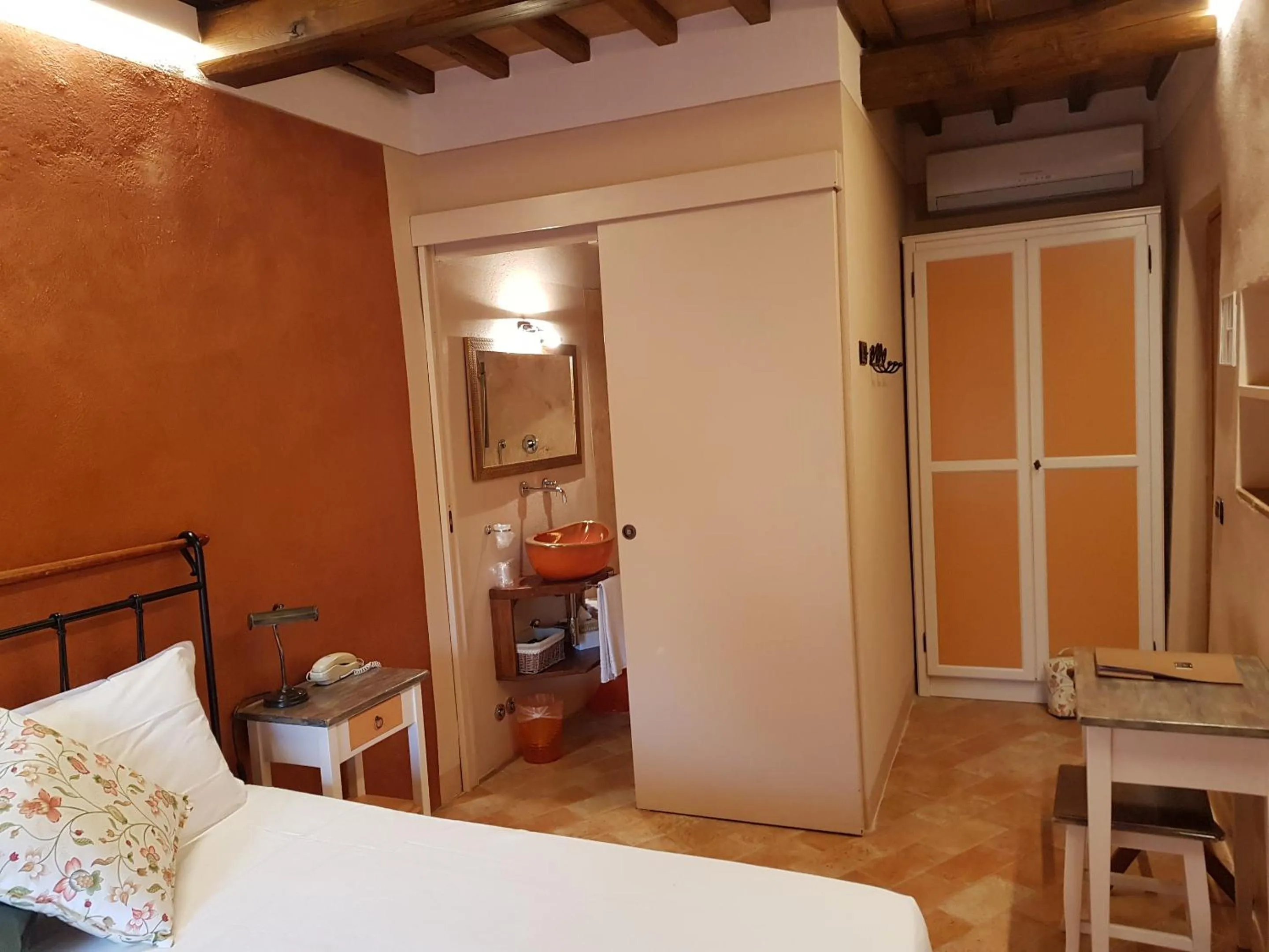 Photo of the whole room, Bed in Molino Di Foci
