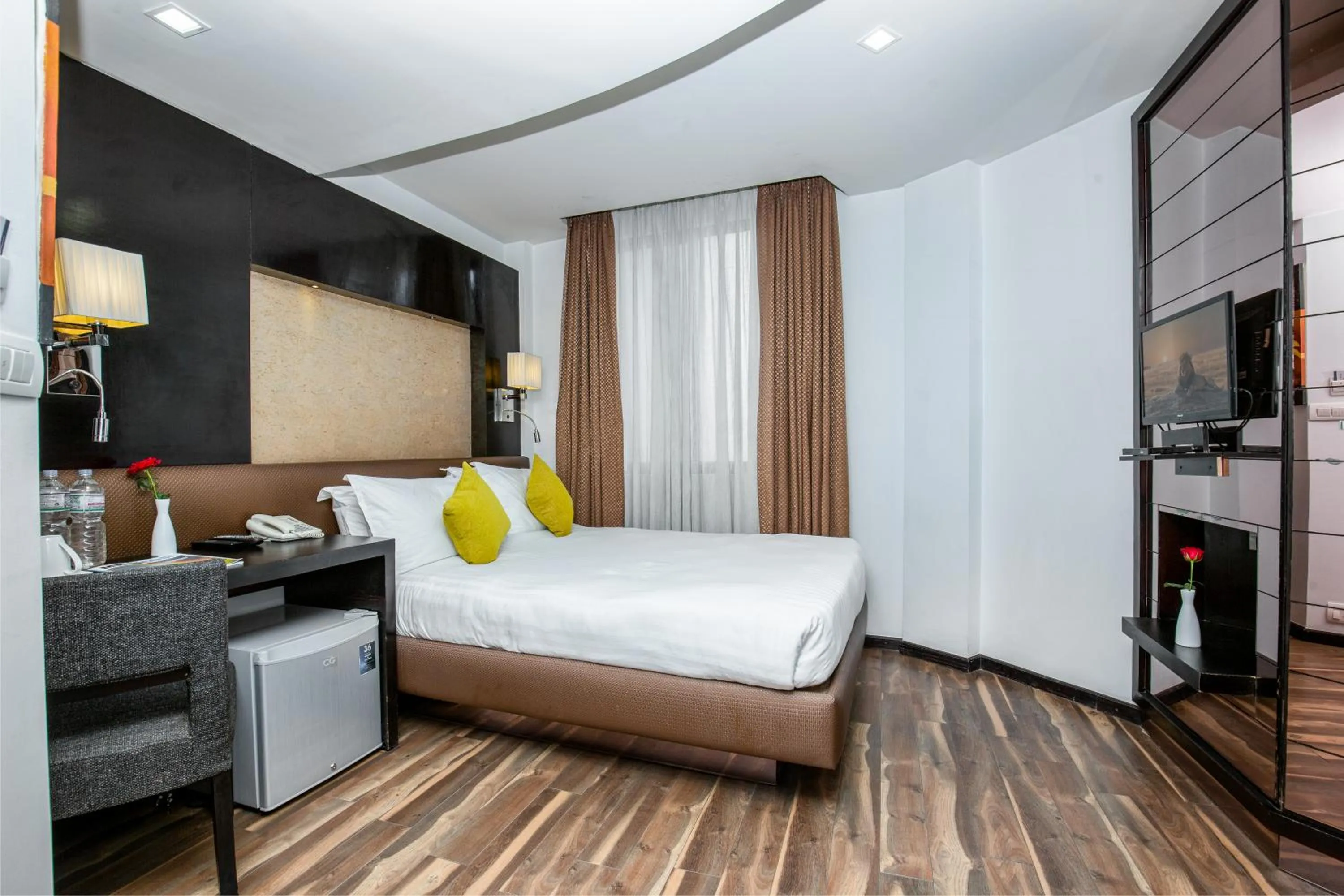 Photo of the whole room, Bed in Mahabir Palace