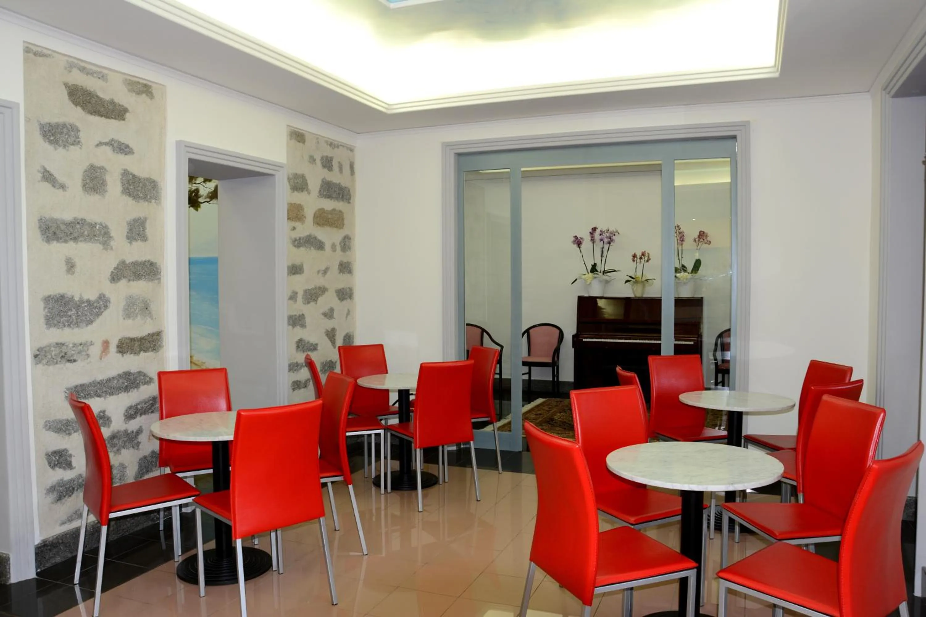 Communal lounge/ TV room in Hotel Orri