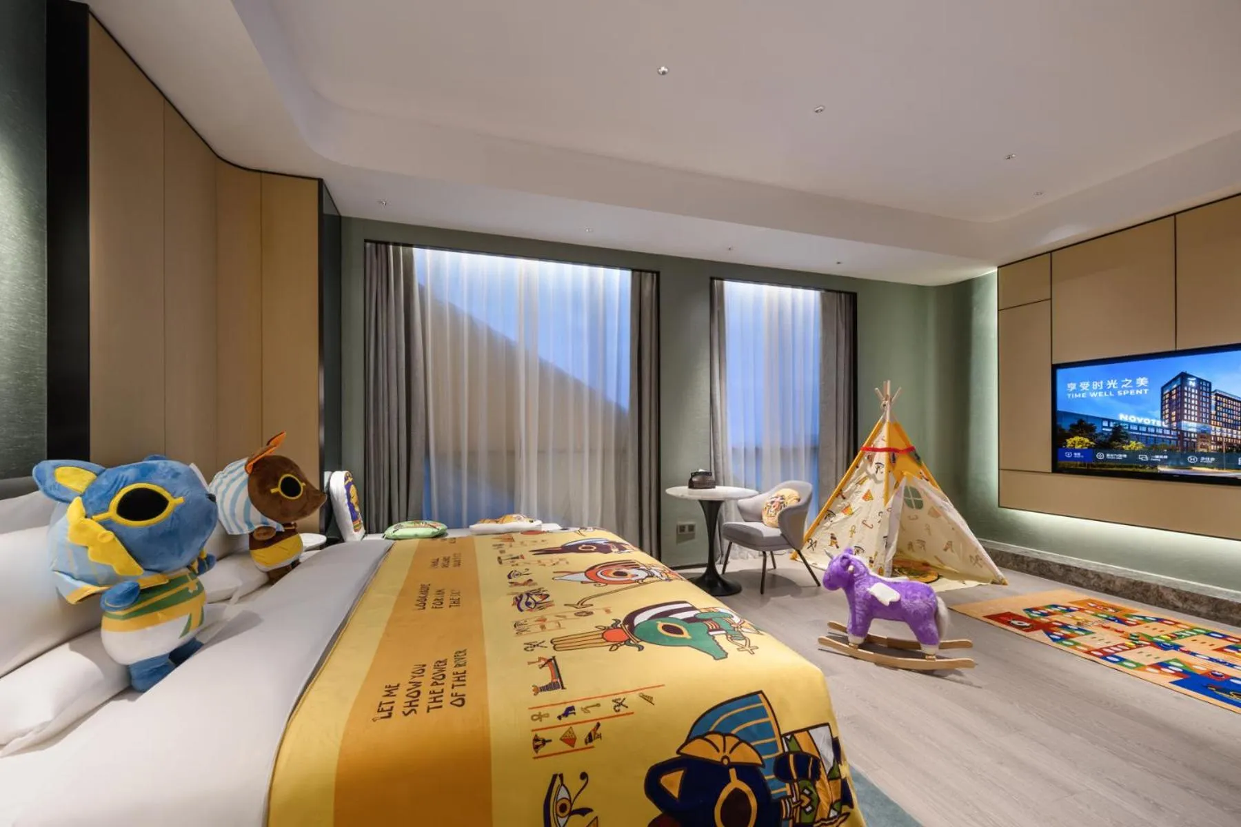 Bedroom, Bed in Novotel Shanghai Caohejing