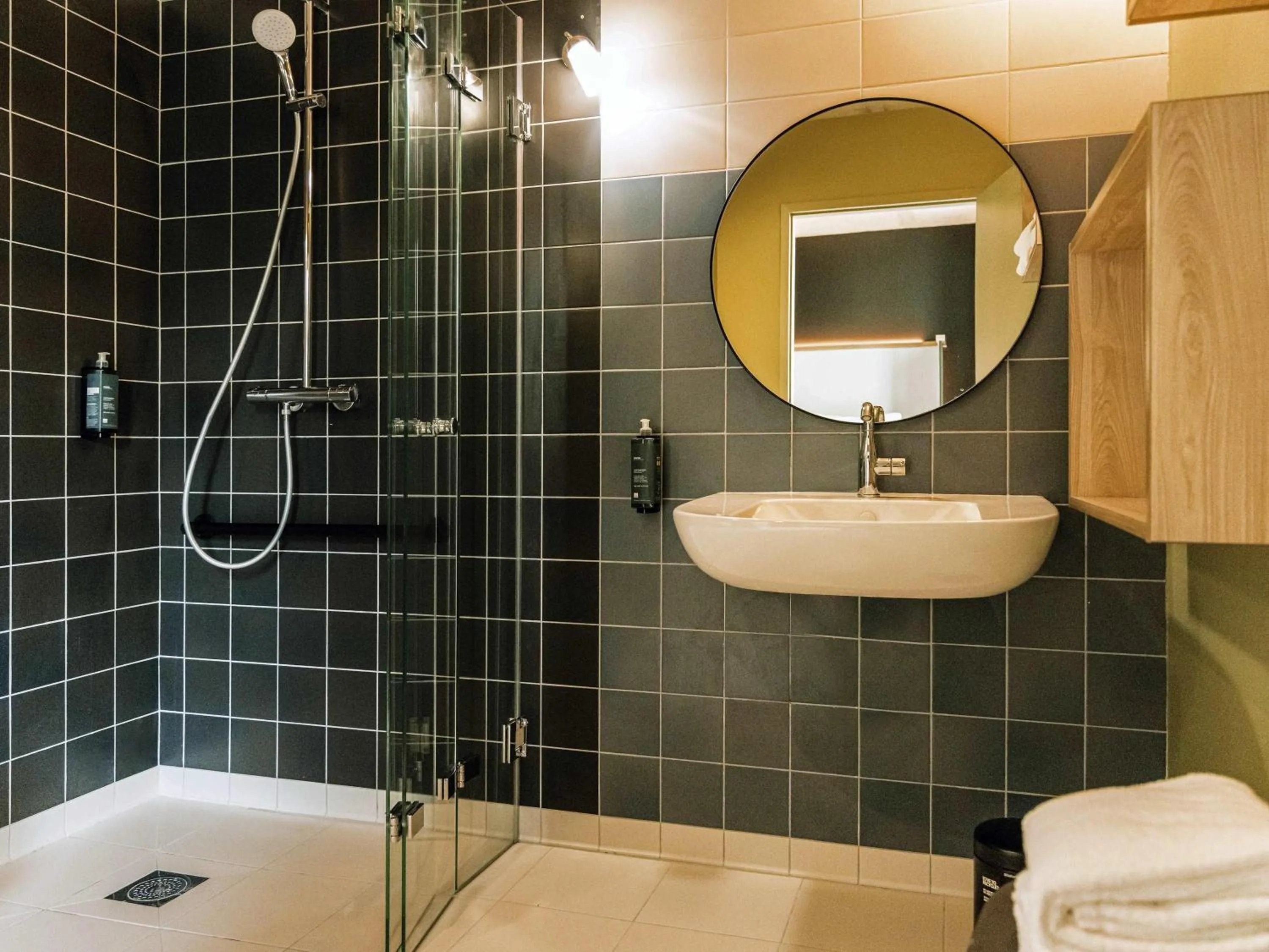 Bedroom in ibis Styles La Rochelle Centre Gare