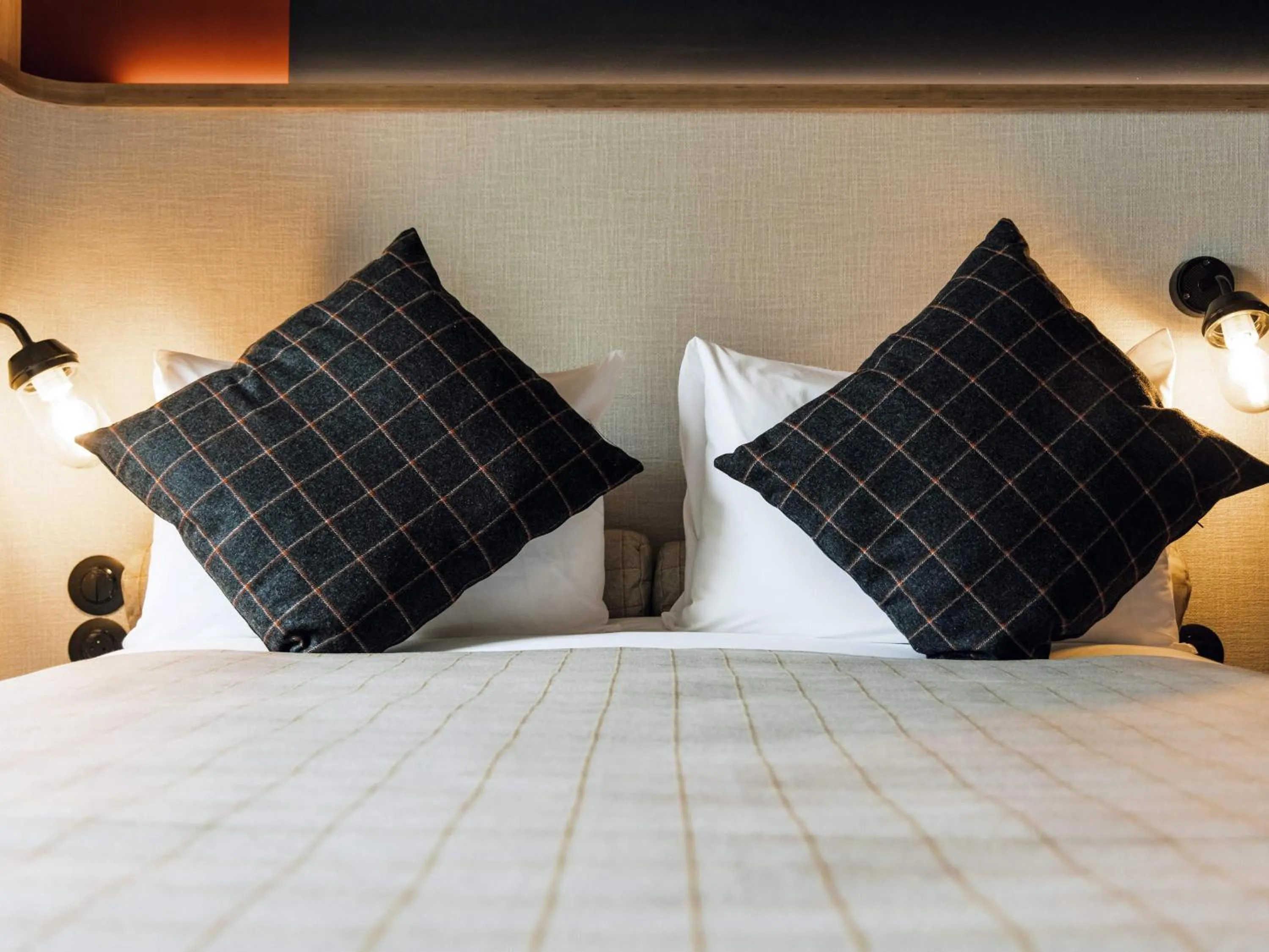 Bedroom, Bed in ibis Styles La Rochelle Centre Gare