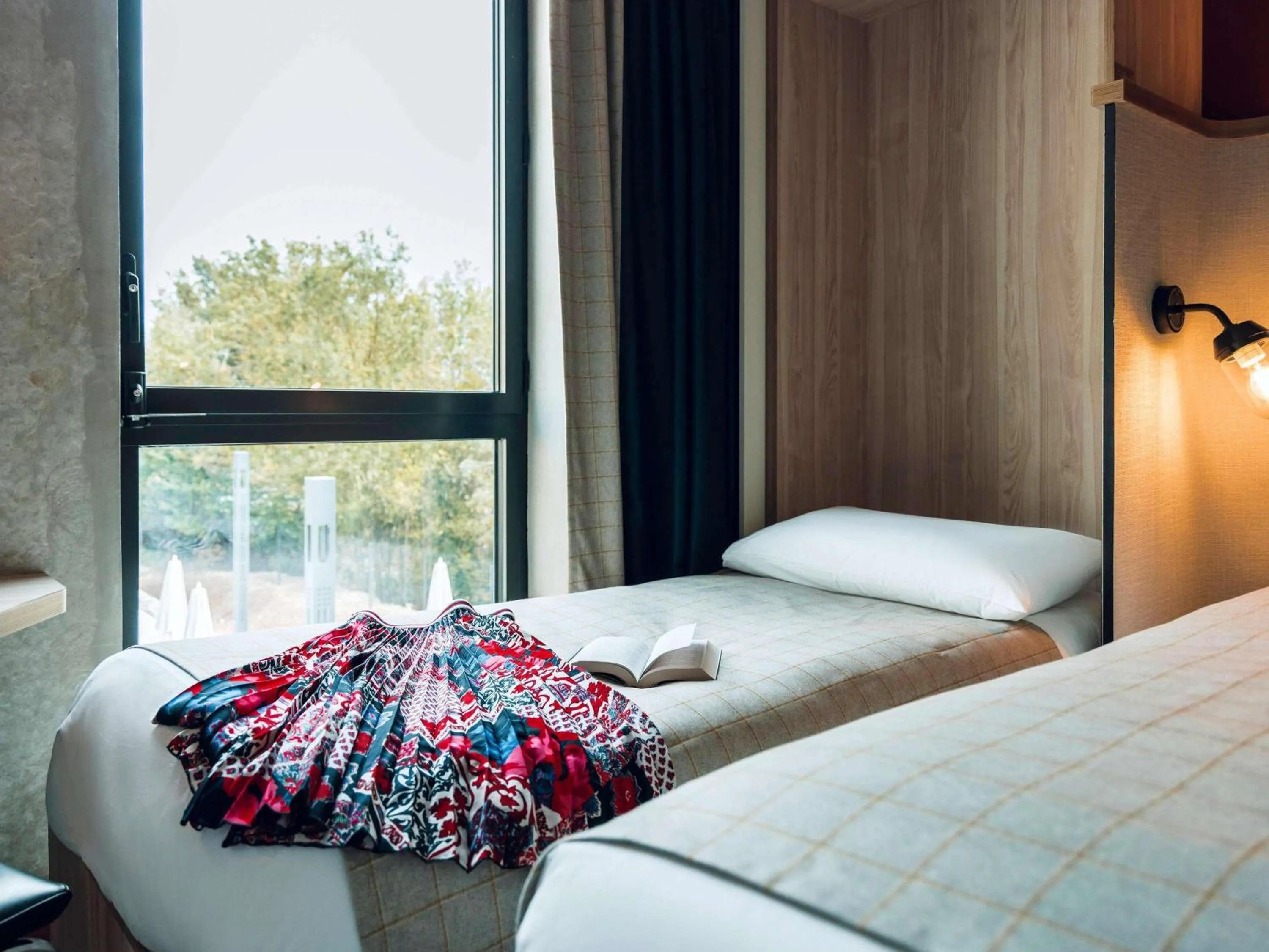 Bedroom, Bed in ibis Styles La Rochelle Centre Gare