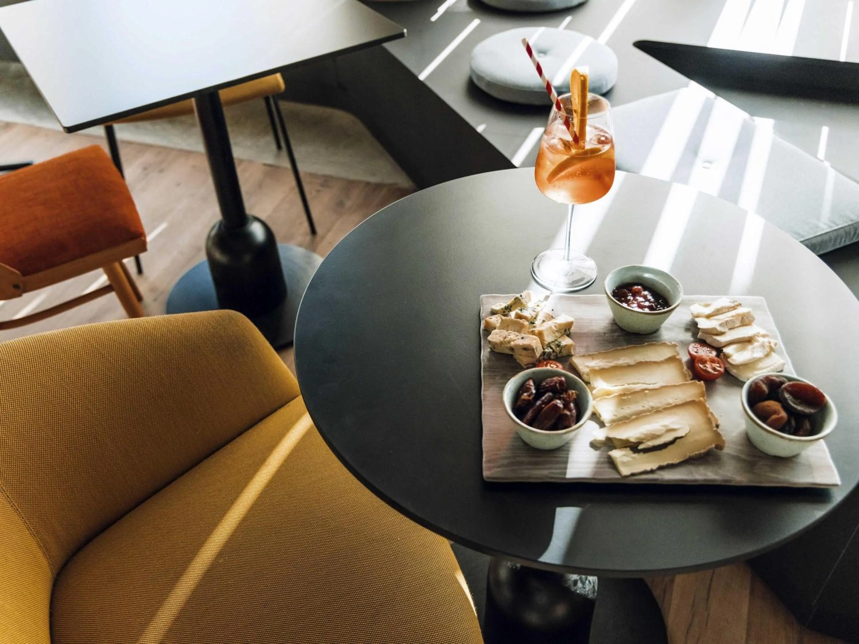 Lounge or bar in ibis Styles La Rochelle Centre Gare