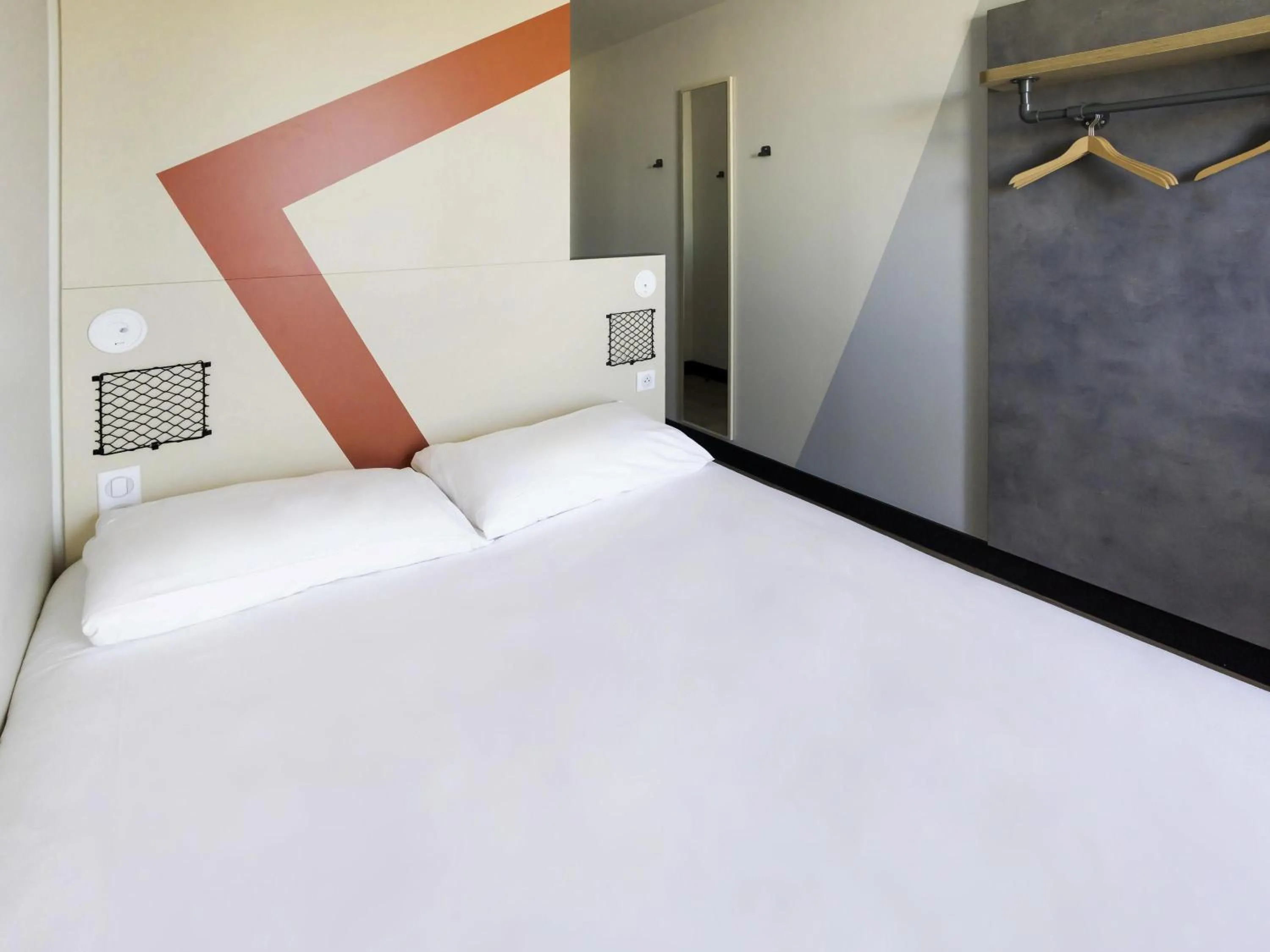 Bedroom, Bed in ibis Budget La Rochelle Centre gare
