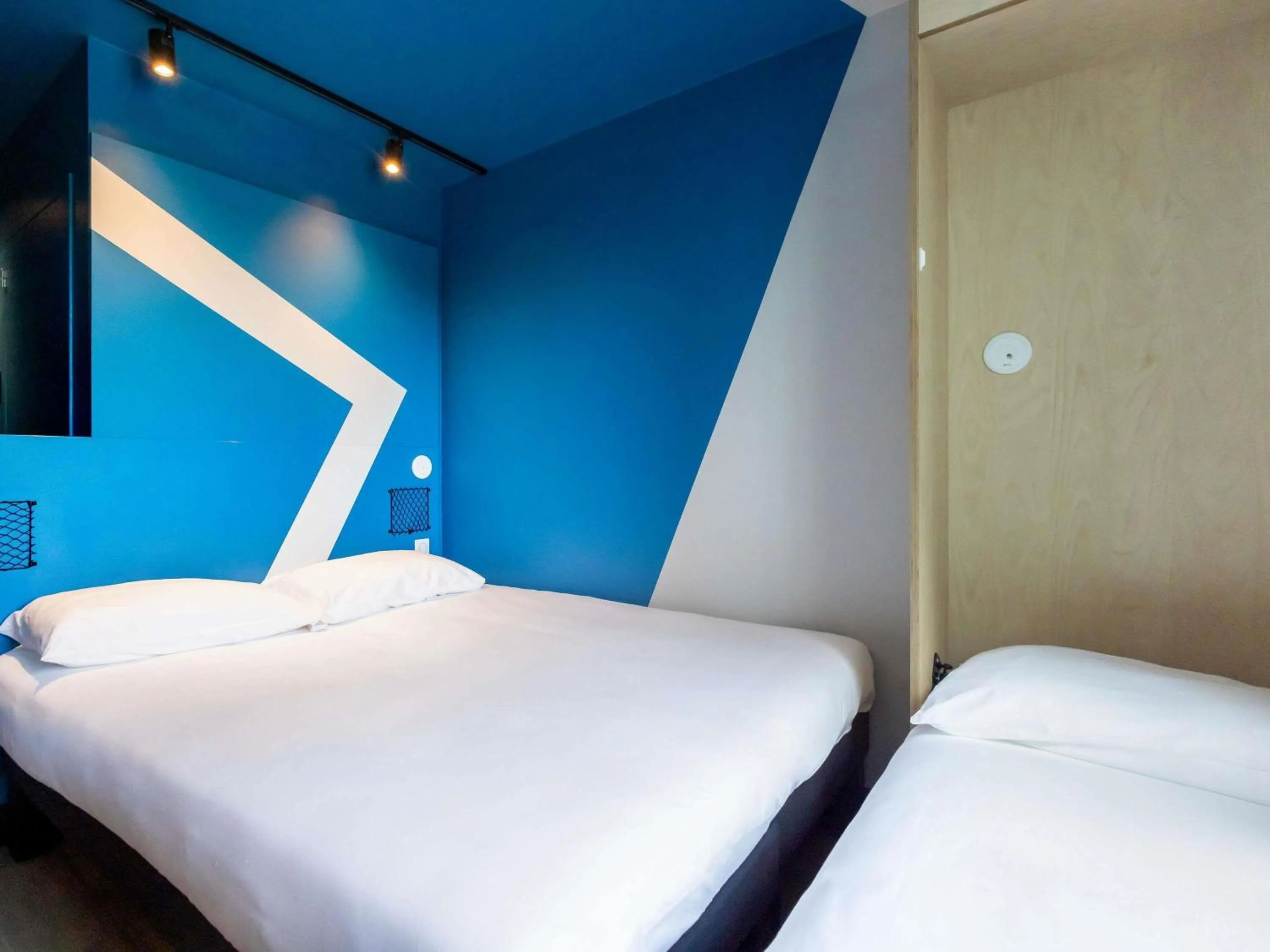 Property building, Bed in ibis Budget La Rochelle Centre gare