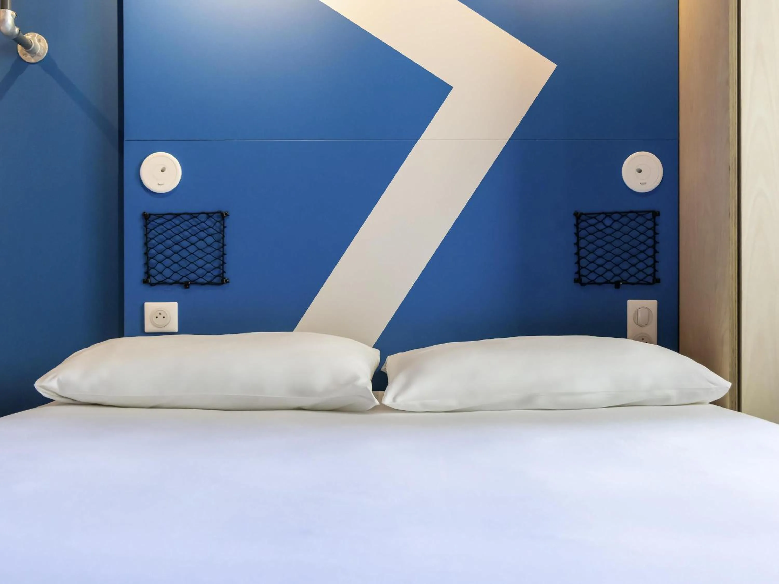 Bedroom, Bed in ibis Budget La Rochelle Centre gare