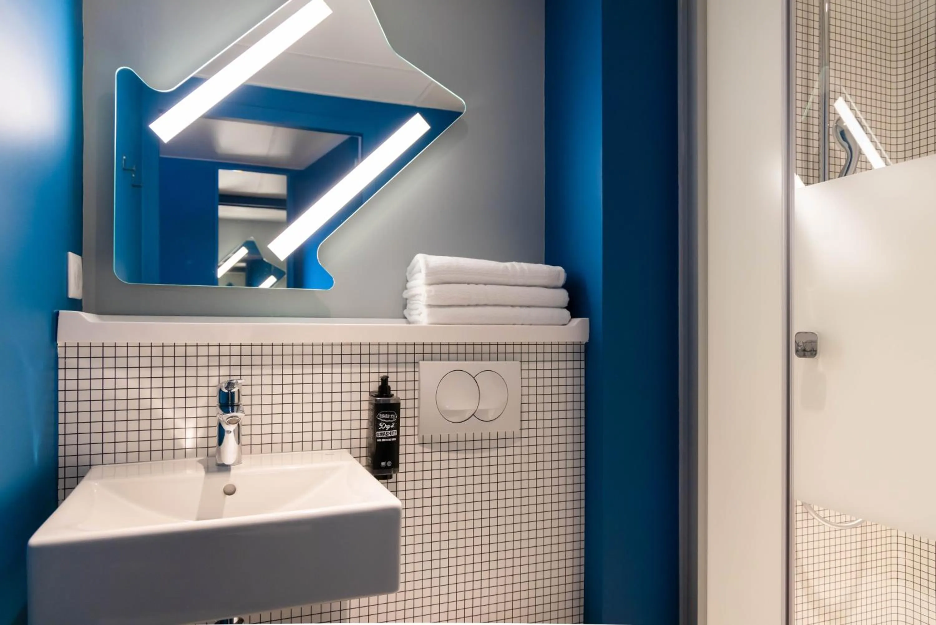 Shower in ibis Budget La Rochelle Centre gare