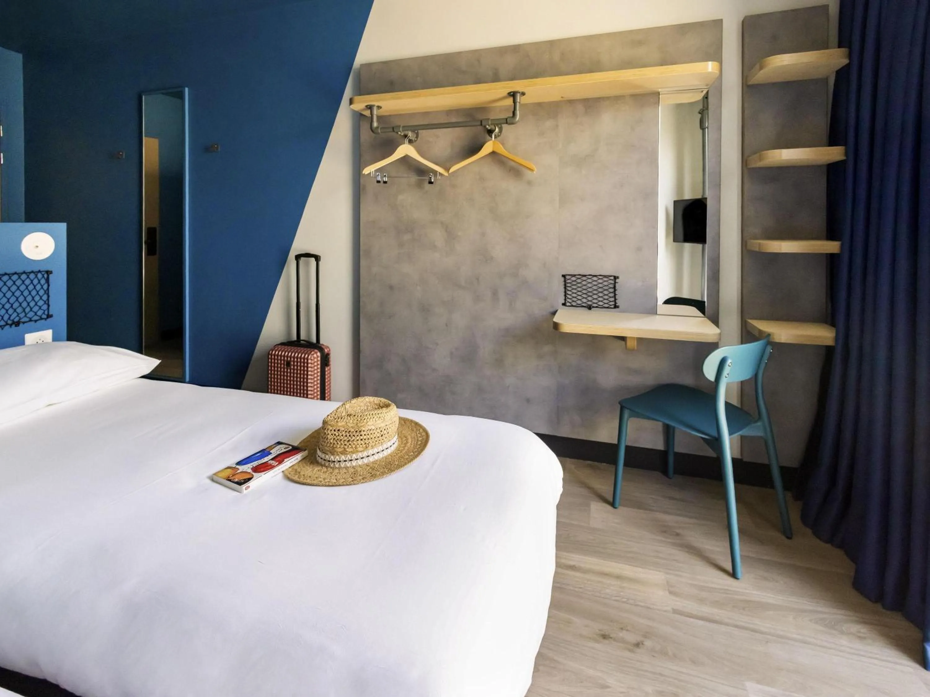 Bedroom, Bed in ibis Budget La Rochelle Centre gare