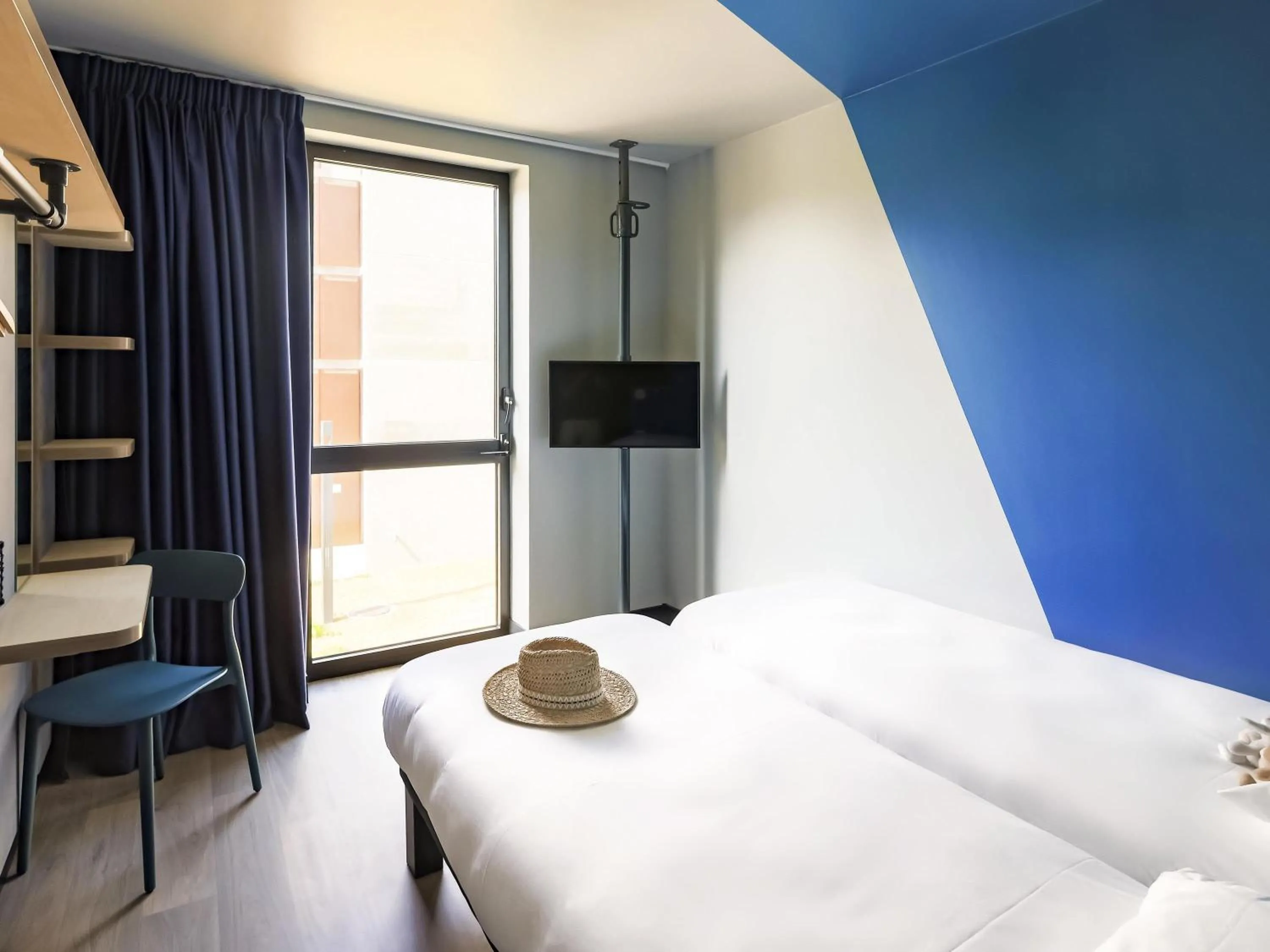 Bedroom, Bed in ibis Budget La Rochelle Centre gare