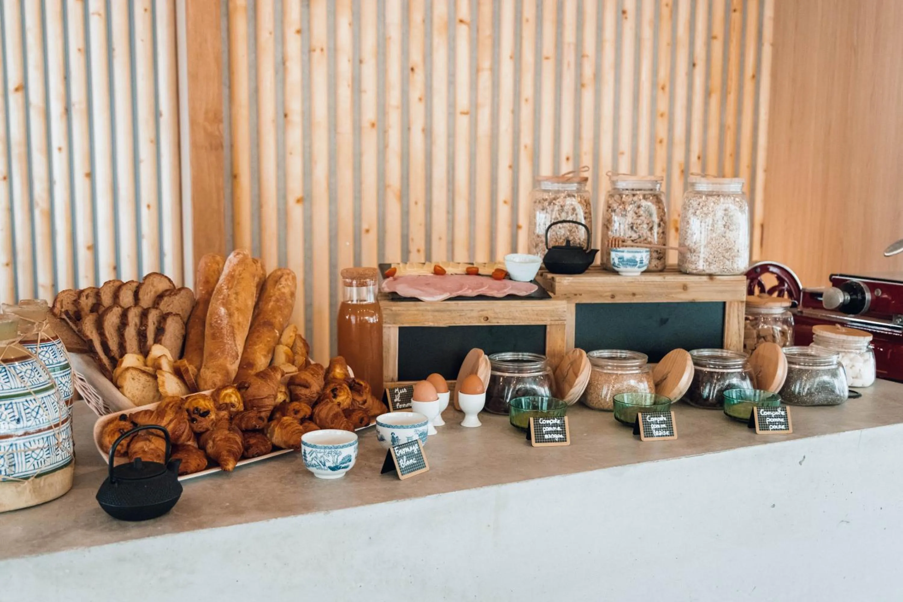 Food and drinks in ibis Budget La Rochelle Centre gare