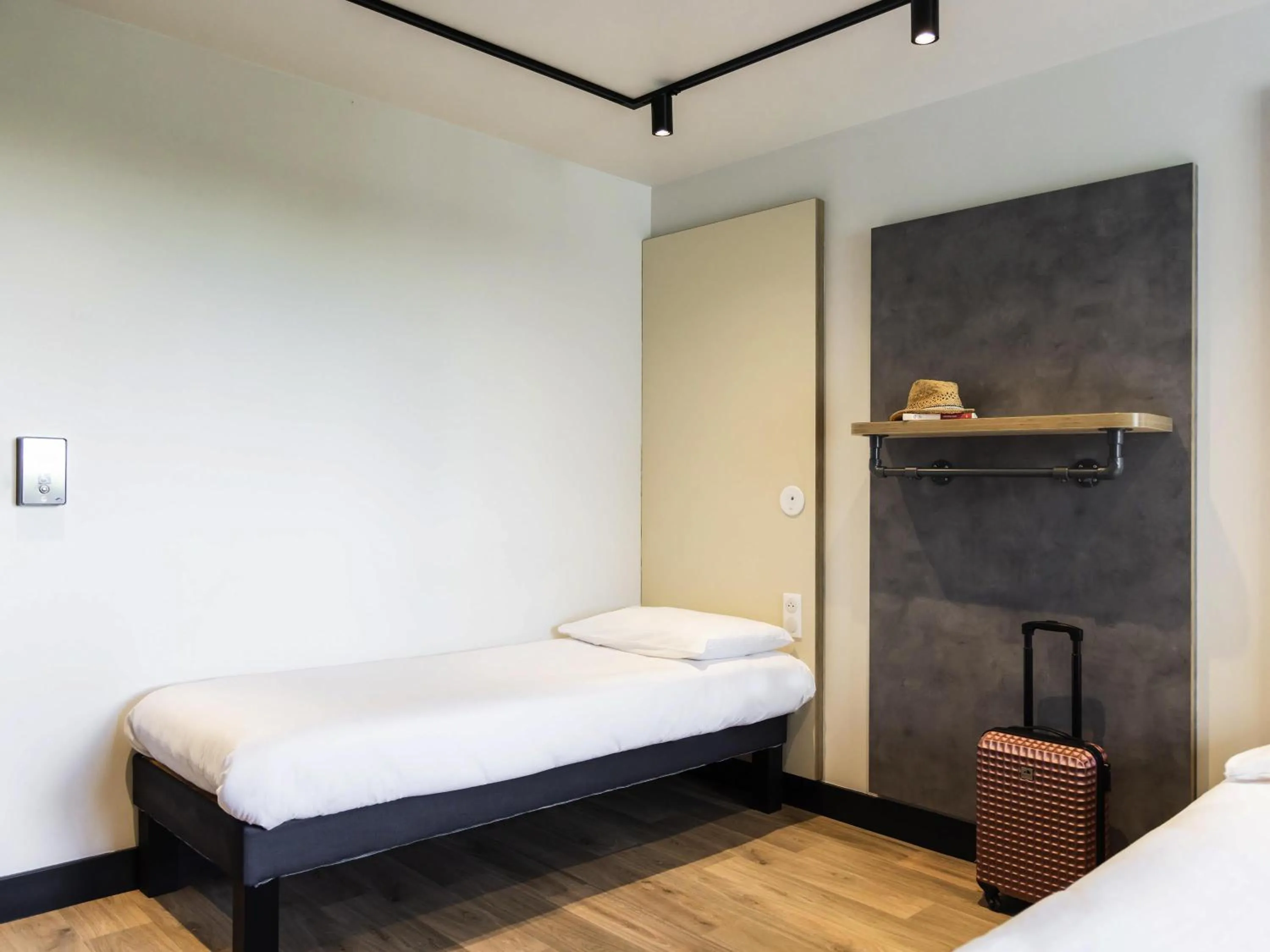 Bedroom, Bed in ibis Budget La Rochelle Centre gare