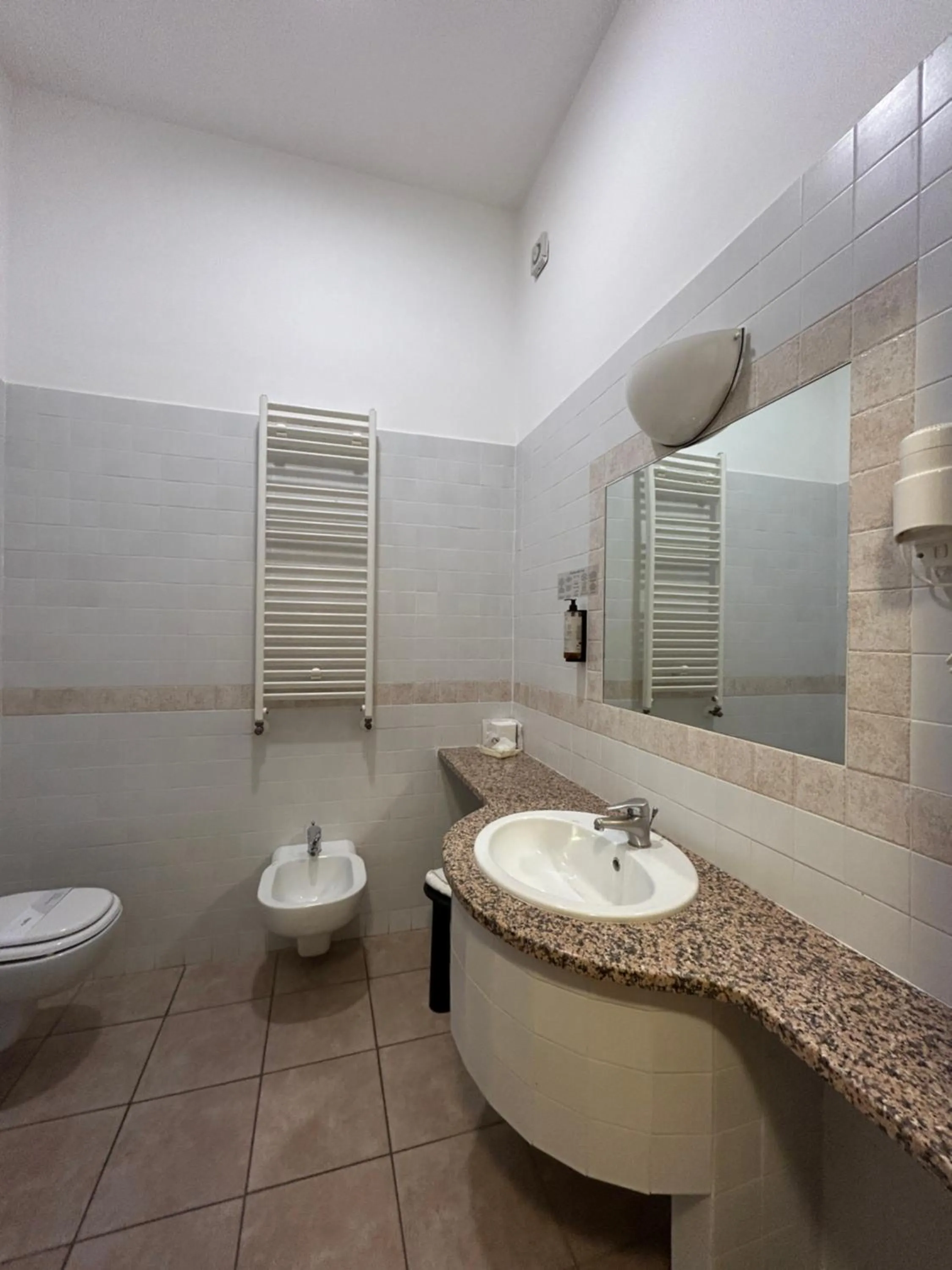 Toilet in Hotel Duca Della Corgna