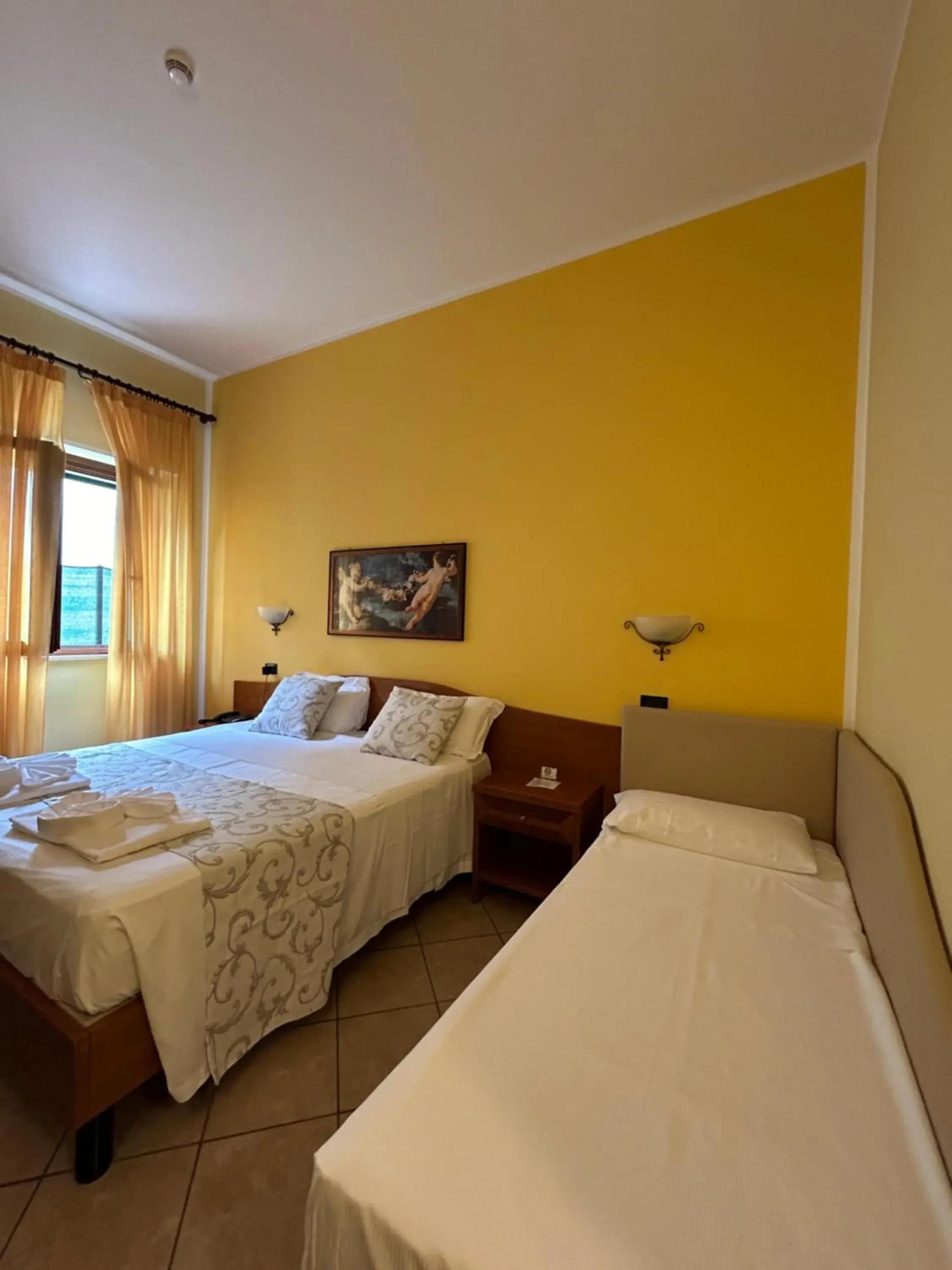 Comfort Triple Room in Hotel Duca Della Corgna Comfort Triple Room in Hotel Duca Della Corgna