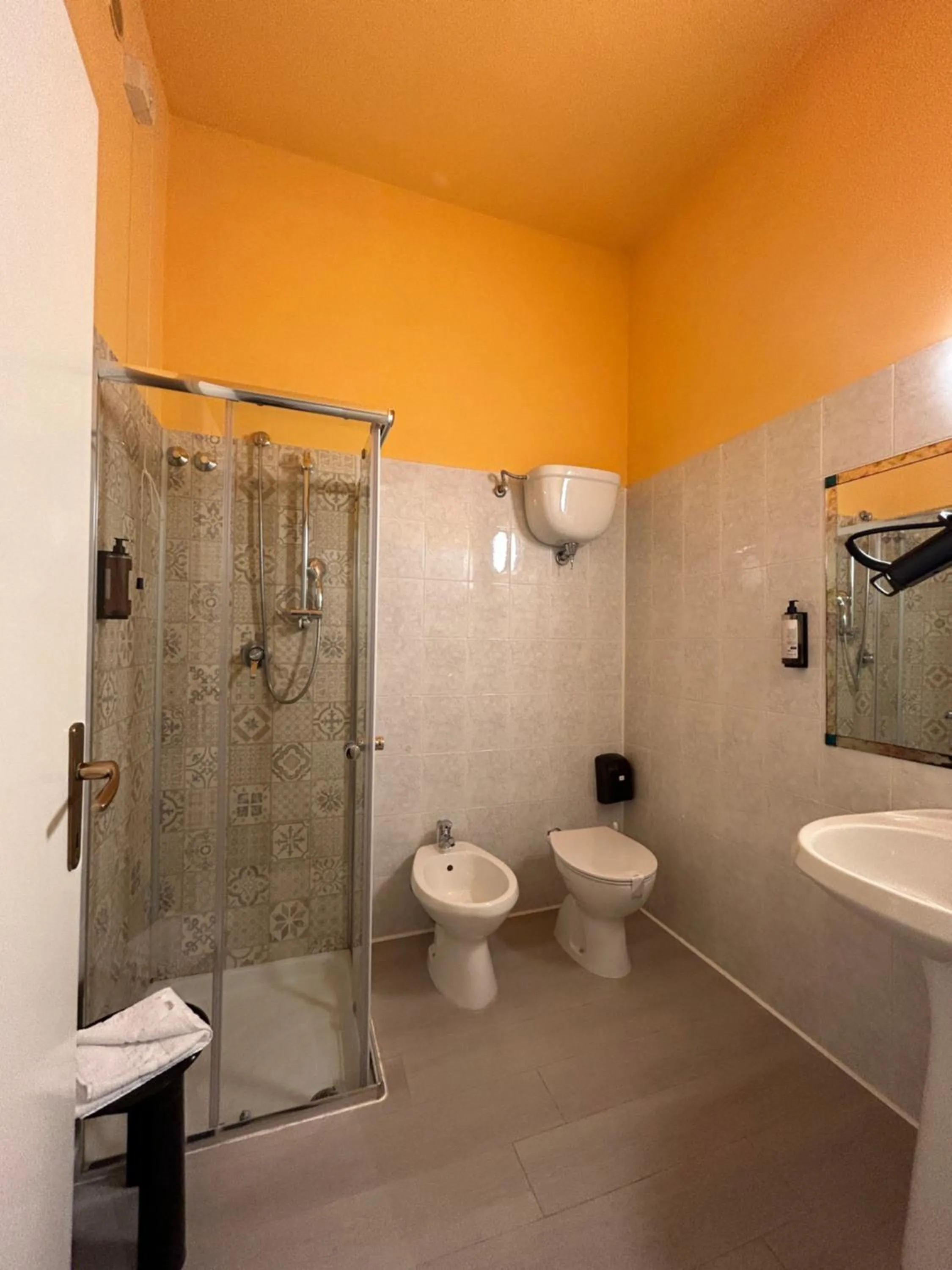 Shower in Hotel Duca Della Corgna