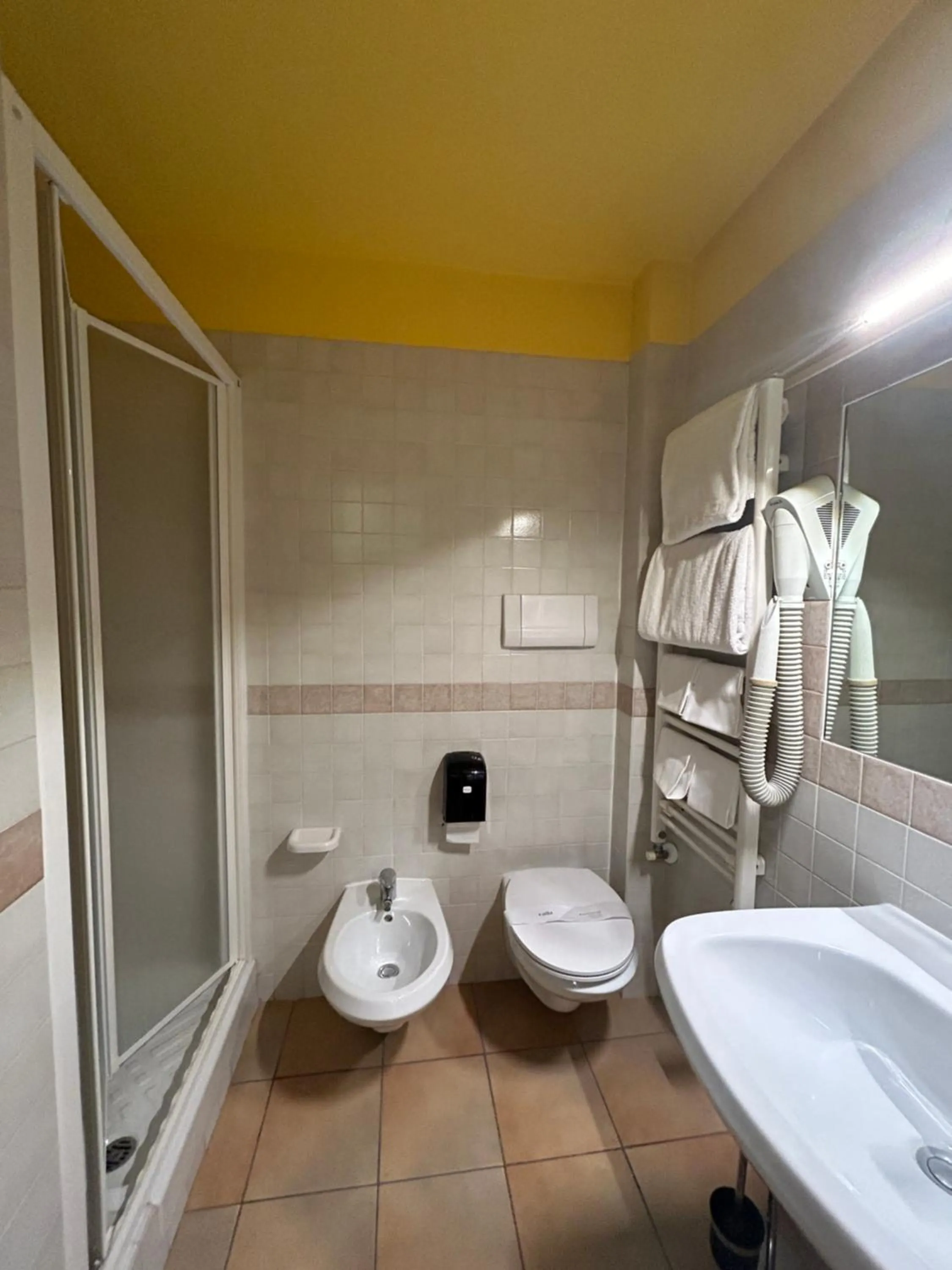 Shower in Hotel Duca Della Corgna