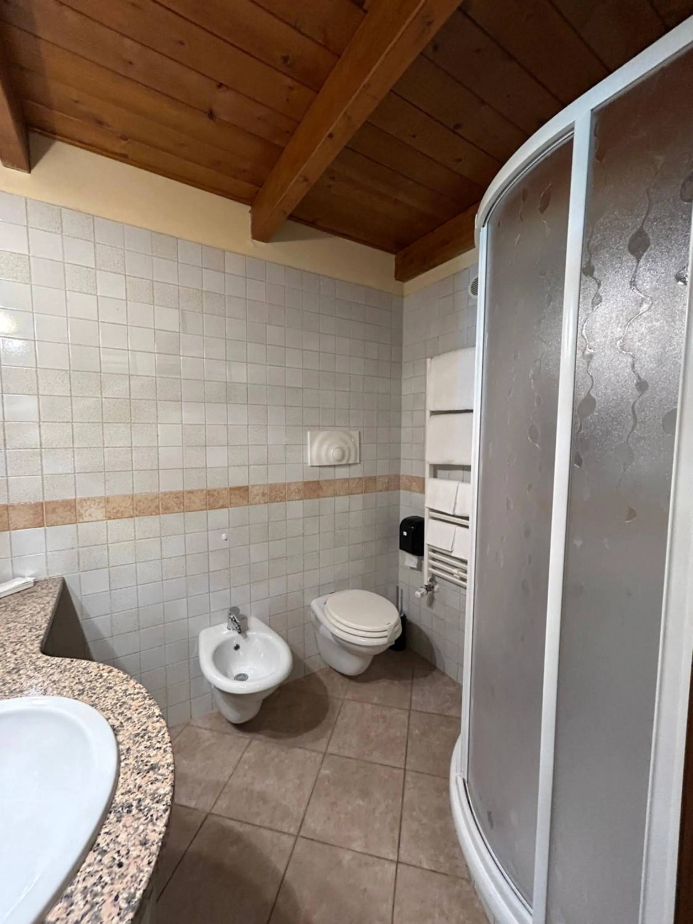 Shower in Hotel Duca Della Corgna