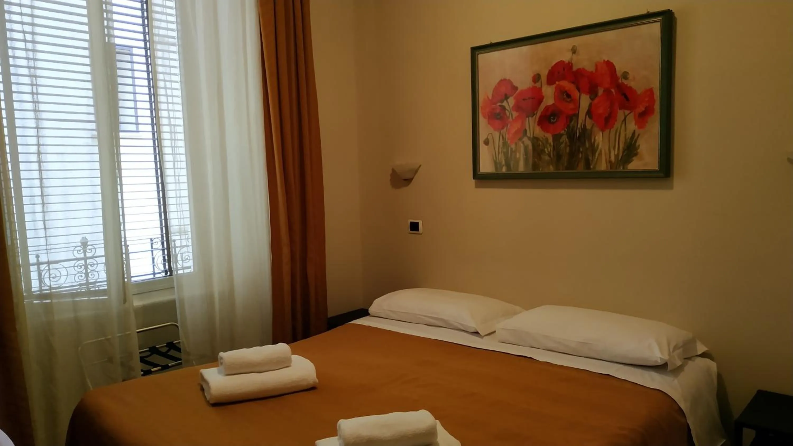 Bedroom, Bed in Hotel Everest