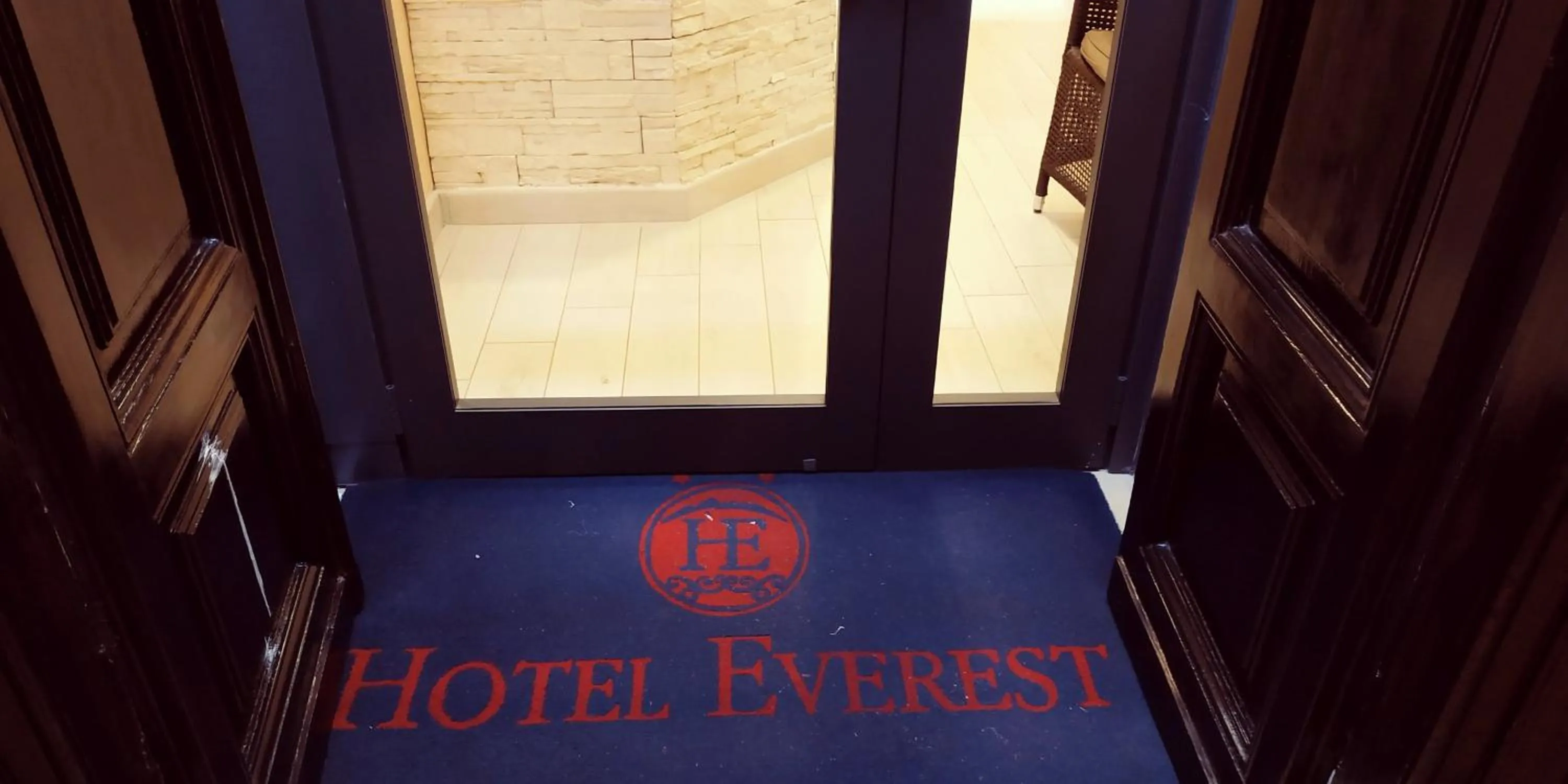 Facade/entrance in Hotel Everest